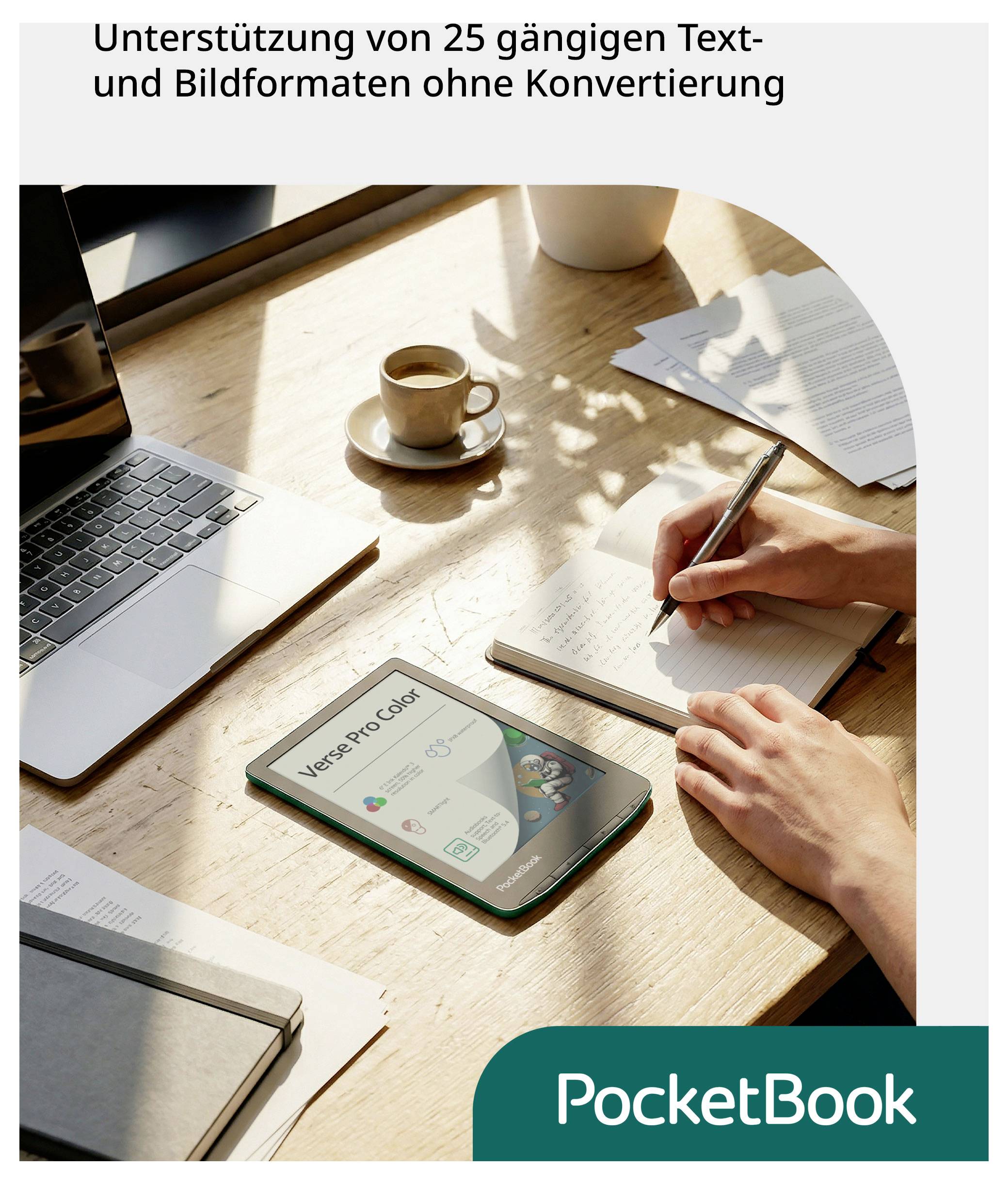 PocketBook e-Reader auf einem Schreibtisch neben einem Laptop und einer Tasse Kaffee, wobei die Unterstützung für 25 gängige Text- und Bildformate ohne Konvertierung angezeigt wird.