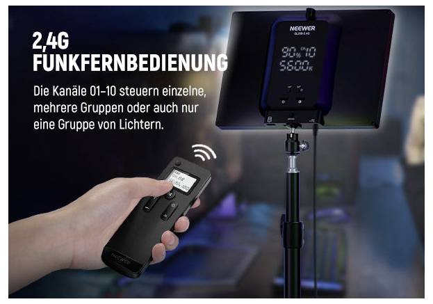 Hand, die eine drahtlose Fernbedienung hält, um ein Neewer LED-Lichtpanel zu steuern; deutscher Text besagt: 2,4G Fernbedienung, Kanäle 01-10 steuern einzelne Leuchten oder Gruppen.