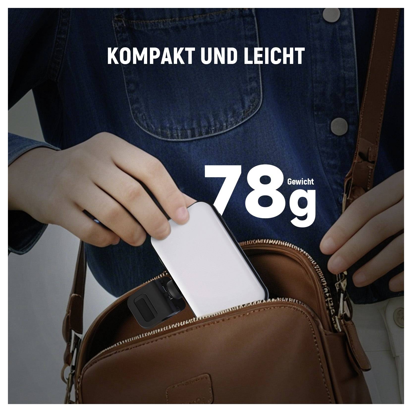 Eine Person legt ein kleines weißes Gerät in eine braune Ledertasche; der Text besagt „KOMPAKT UND LEICHT