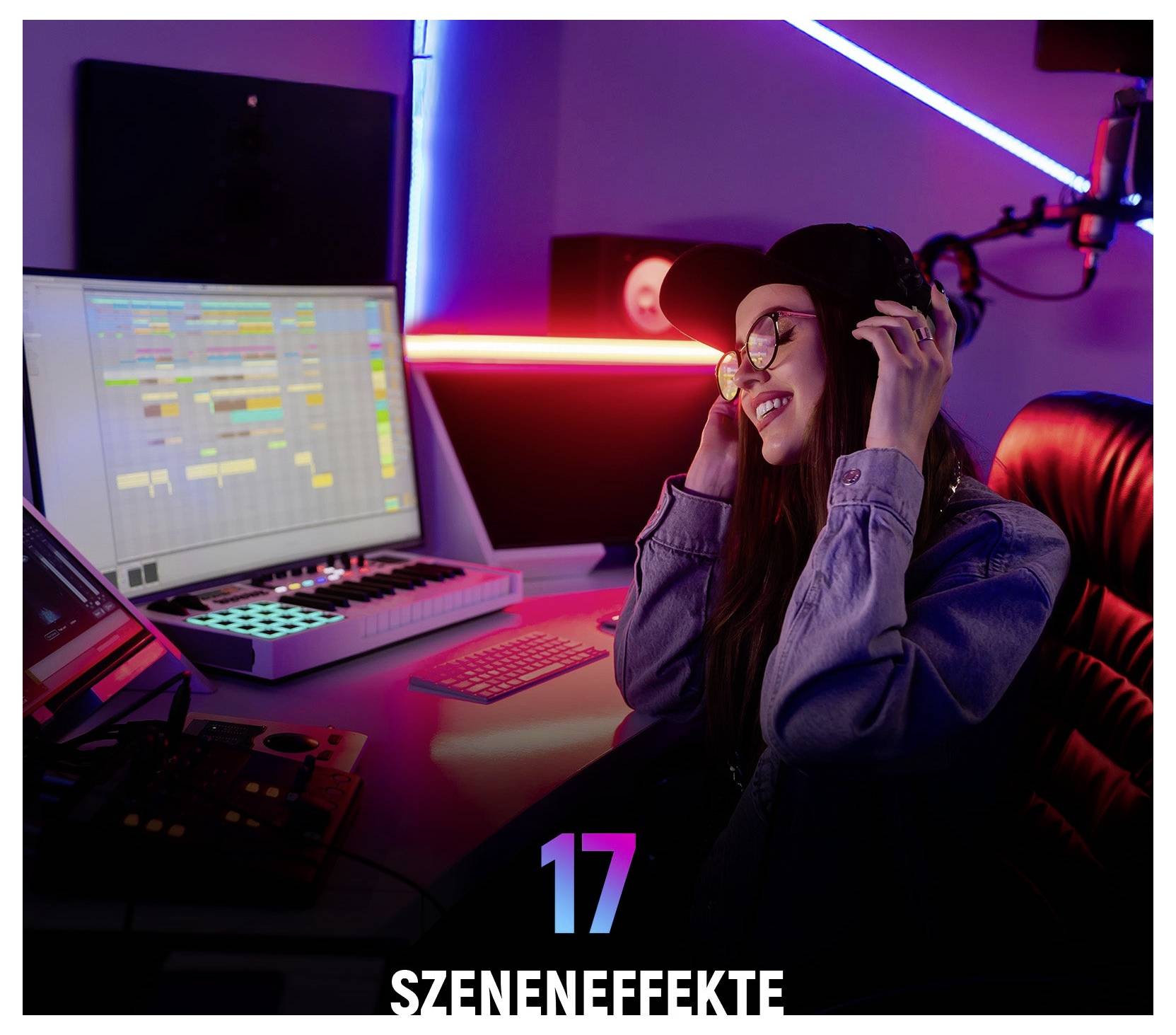 Frau mit Kopfhörern in einem neon-beleuchteten Musikstudio, die lächelnd auf einen Computer mit Audiosoftware und ein Mikrofon schaut; Text lautet „17 SZENENEFFEKTE