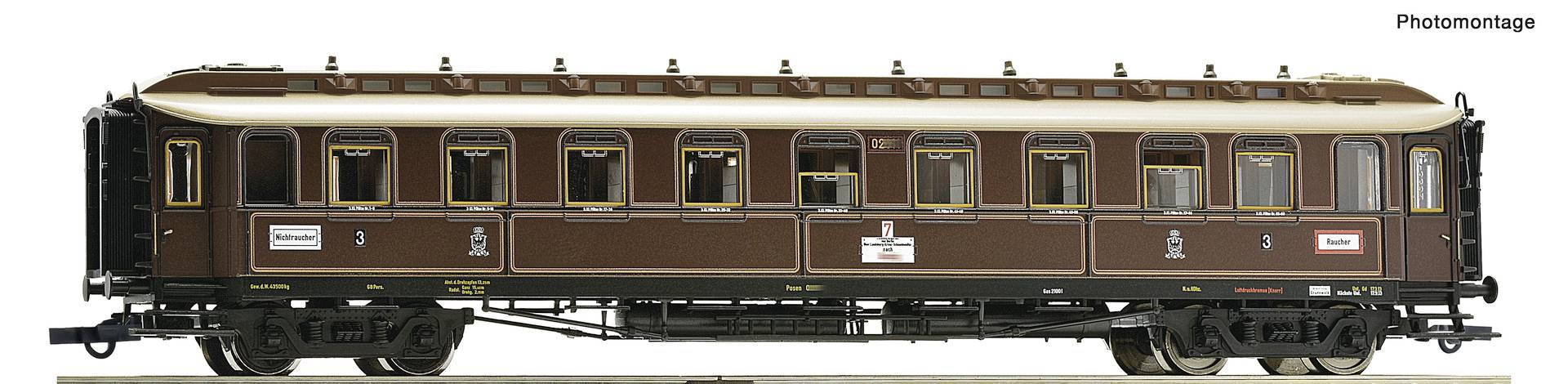 Seitenansicht eines braunen Vintage-Fahrgastwaggons mit Fenstern und Dachentlüftungen, isoliert auf weißem Hintergrund.