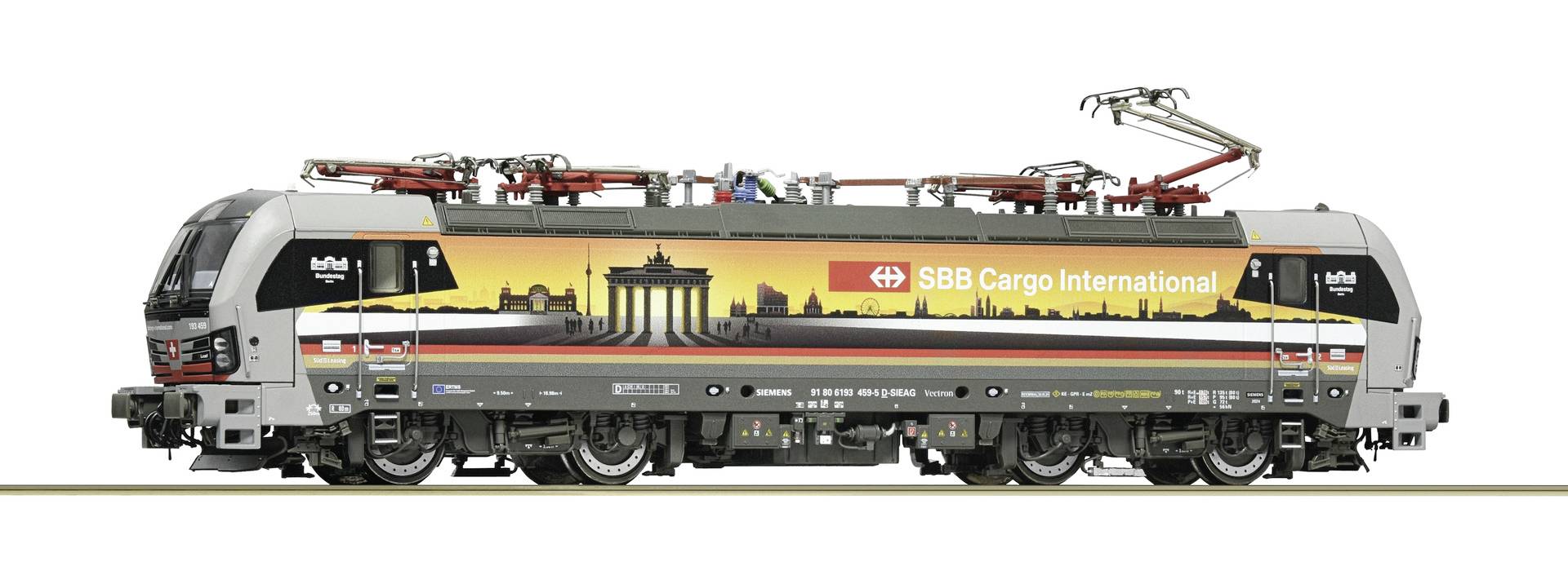 Seitenansicht einer SBB Cargo International-Güterlok mit erhobenen Stromabnehmern, gezeigt in der Unternehmensfarbe mit der Marke „SBB Cargo International