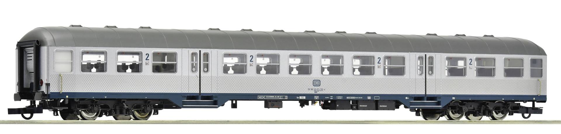 Seitenansicht eines silbernen Personenzugwagens mit Fensterreihen, schwarzem Dach und dunklem Fahrwerk auf weißem Hintergrund.