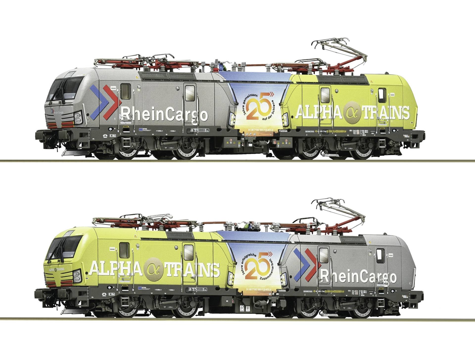 Zwei Seitenansicht-Darstellungen der gleichen elektrischen Lokomotive in grauer und grün-gelber Lackierung, beschriftet mit „RheinCargo