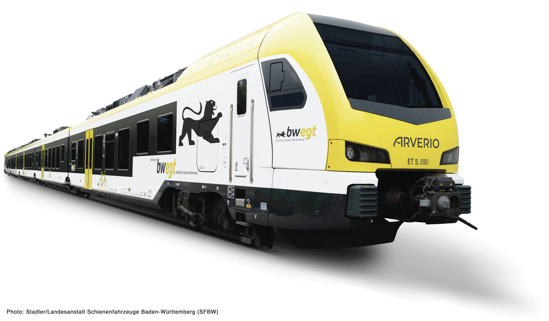 Ein moderner gelb-weiß farbener ARVERIO Elektrofahrgastzug in Seitenansicht auf weißem Hintergrund.