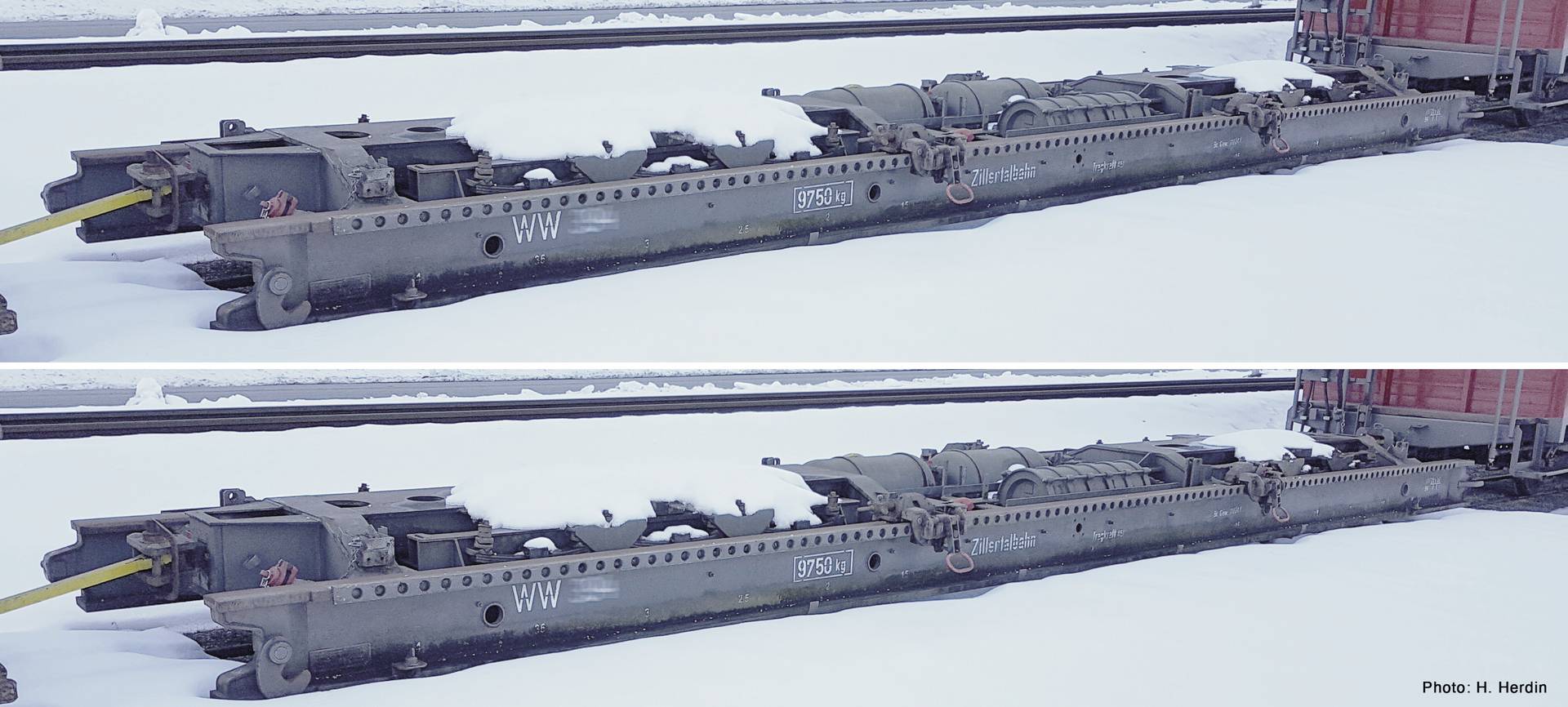 Zwei Seitenaufnahmen eines grauen Modellunterseeboots auf Schnee neben Eisenbahngleisen, dargestellt mit einem roten Eisenbahnwagen am rechten Rand.