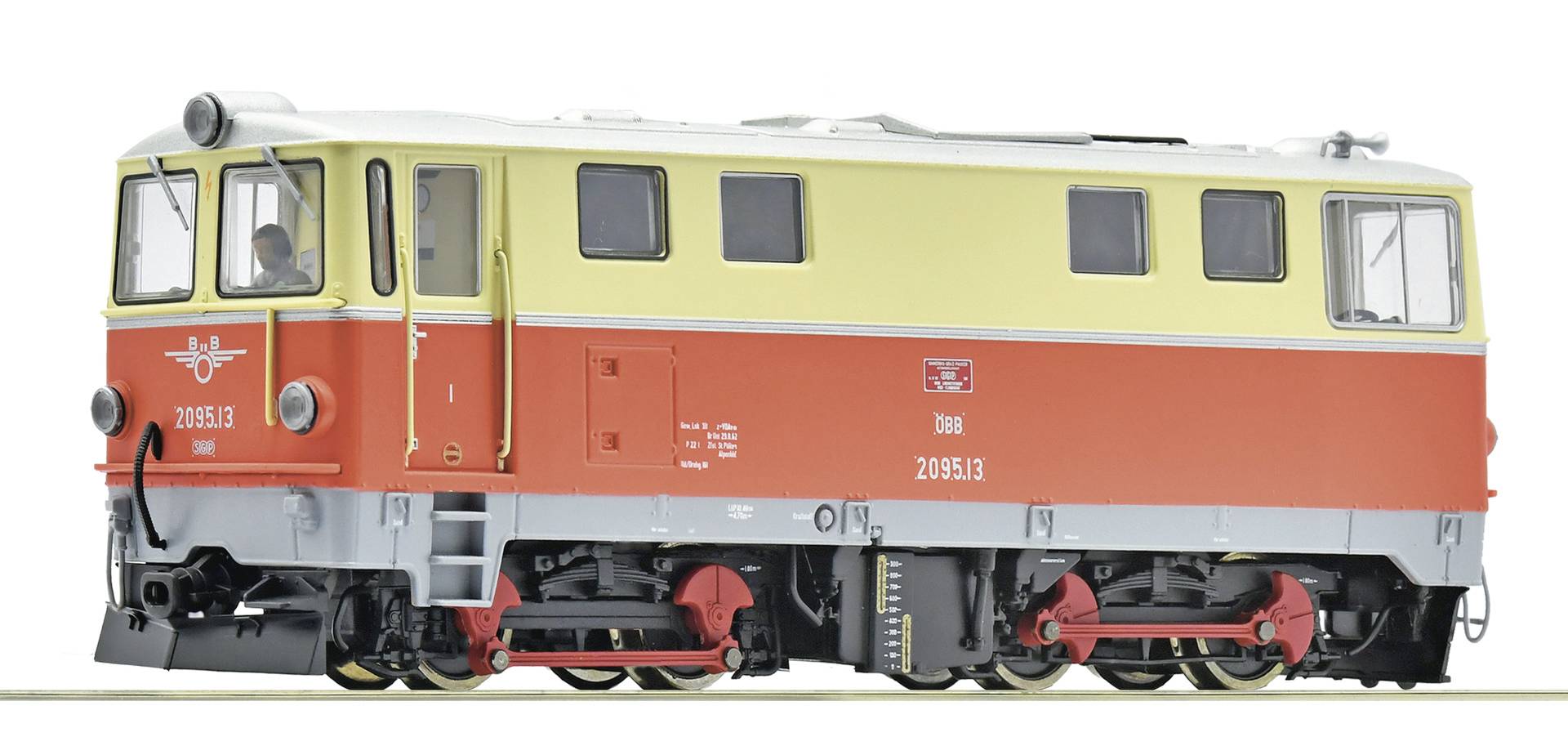 Vintage-Eisenbahnwagen in Rot und Creme, von der Seite auf weißem Hintergrund dargestellt, mit sichtbaren Faherkabinenfenstern, Türen und Untergestell-Rädern.