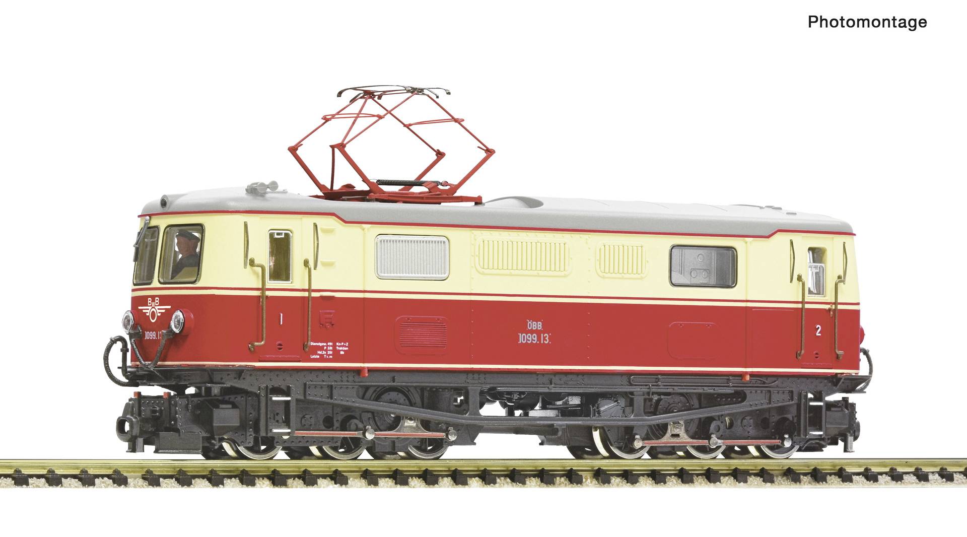 Seitenansicht einer roten und creme-farbenen elektrischen Lokomotive mit Dachstromabnehmer, gezeigt auf Eisenbahnschienen vor weißem Hintergrund.