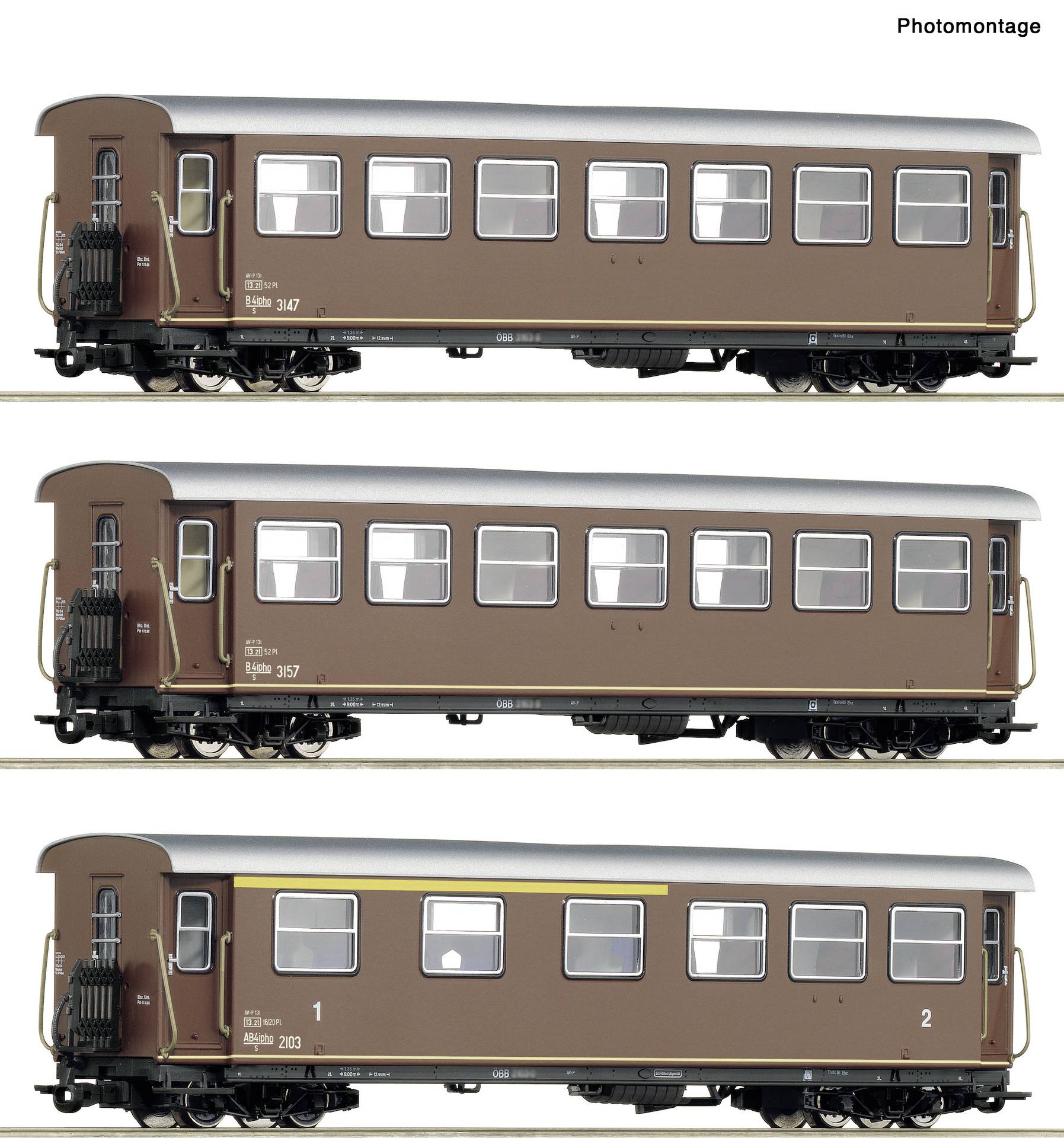 Fotomontage von drei Seitenansichten eines braunen Vintage-Personenwagen der Eisenbahn, die verschiedene Fenster- und Nummerierungskonfigurationen zeigen.