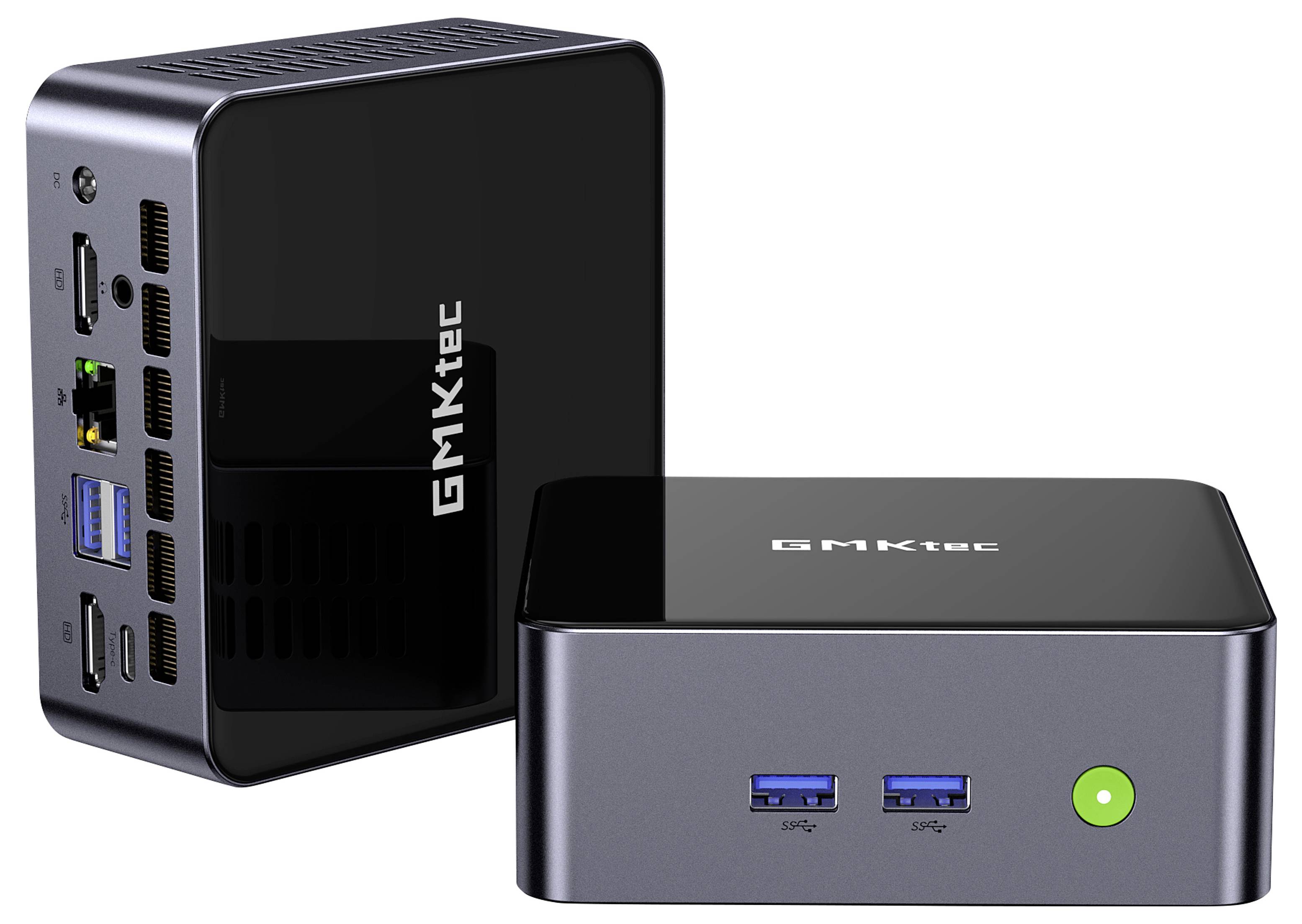 Zwei kompakte GMKtec Mini-PCs werden gezeigt, einer aufrecht mit sichtbaren Seitenports und einer horizontal mit zwei vorderen USB-Ports und einem grünen Powerknopf.