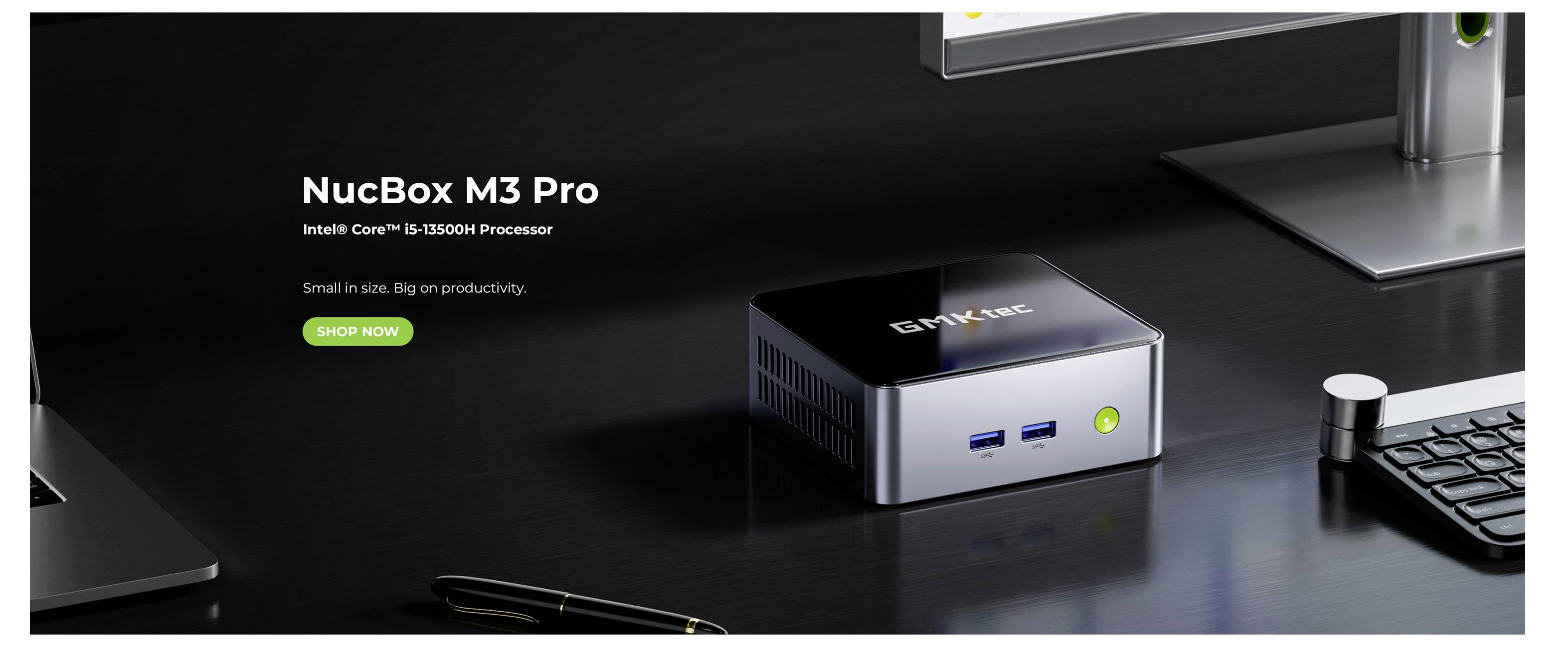 Promotionsbild eines NucBox M3 Pro Mini-PCs auf einem Schreibtisch mit Text, auf dem 