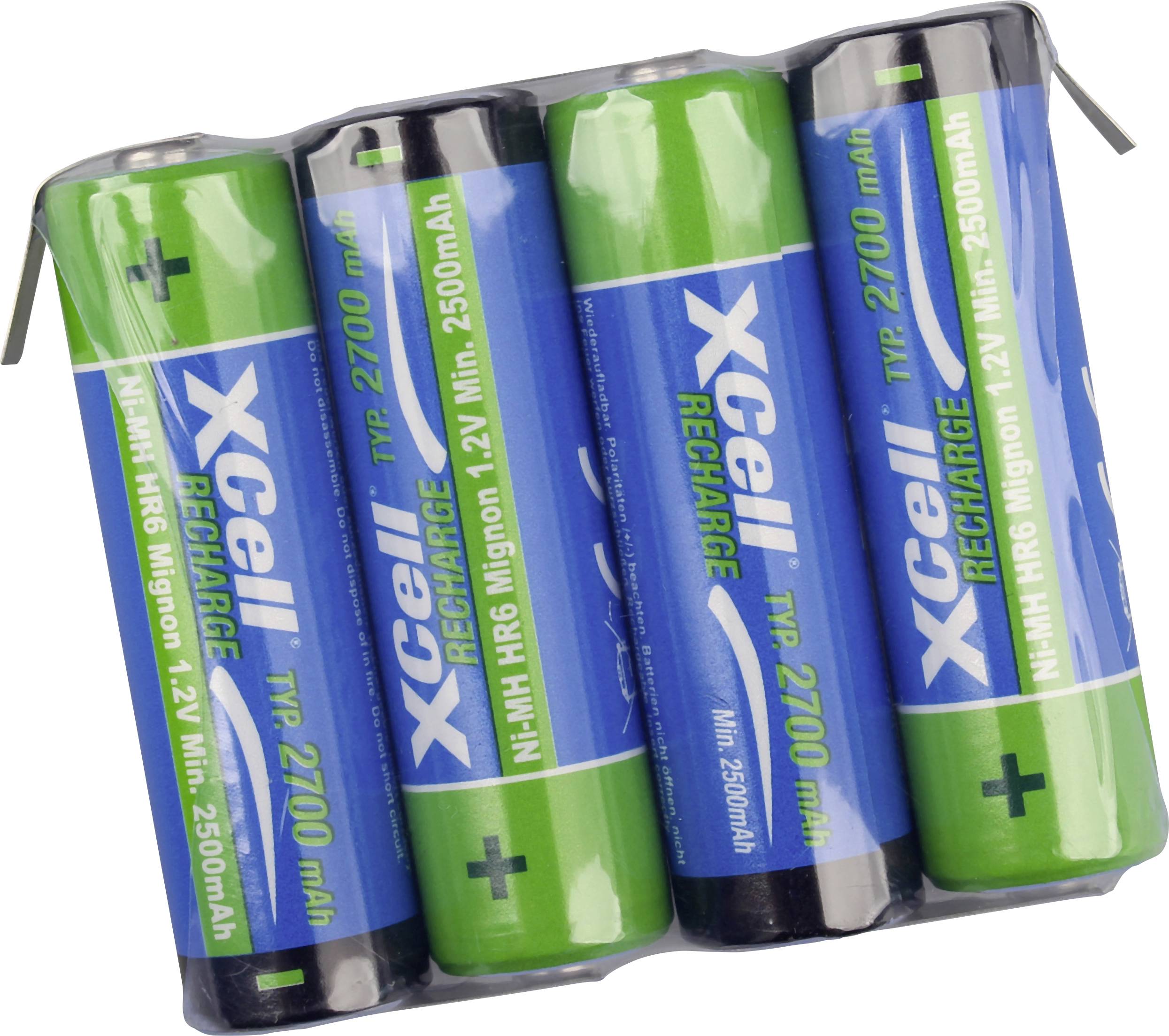 Packung mit vier wiederaufladbaren Xcell-AA-Batterien in blauer und grüner Kunststoffverpackung, mit Markierungen für '+' und '-' Polarität.