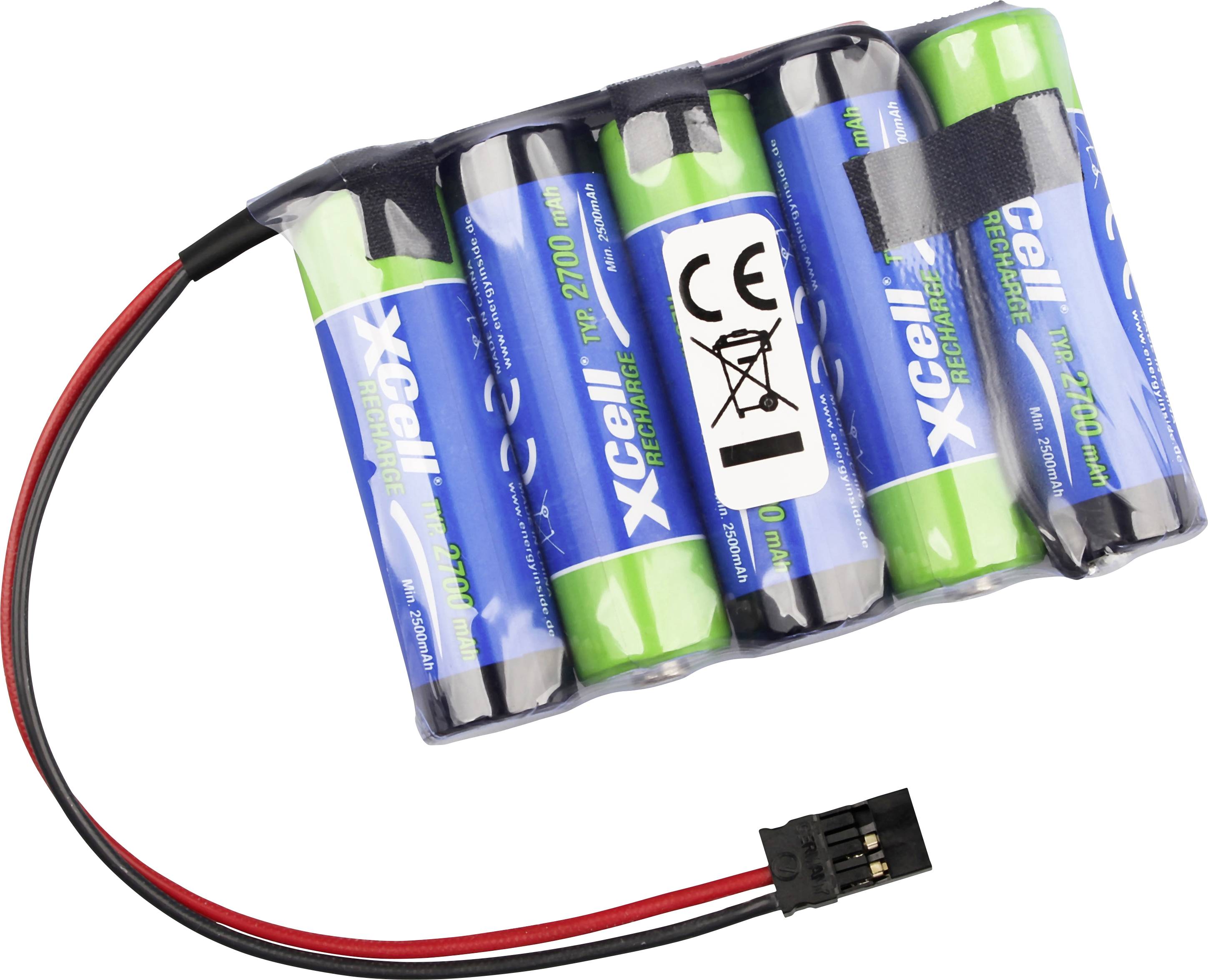 Batterieset aus fünf blaugrünen wiederaufladbaren Zellen, zusammengebunden mit roten und schwarzen Anschlussdrähten und einem kleinen Stecker.