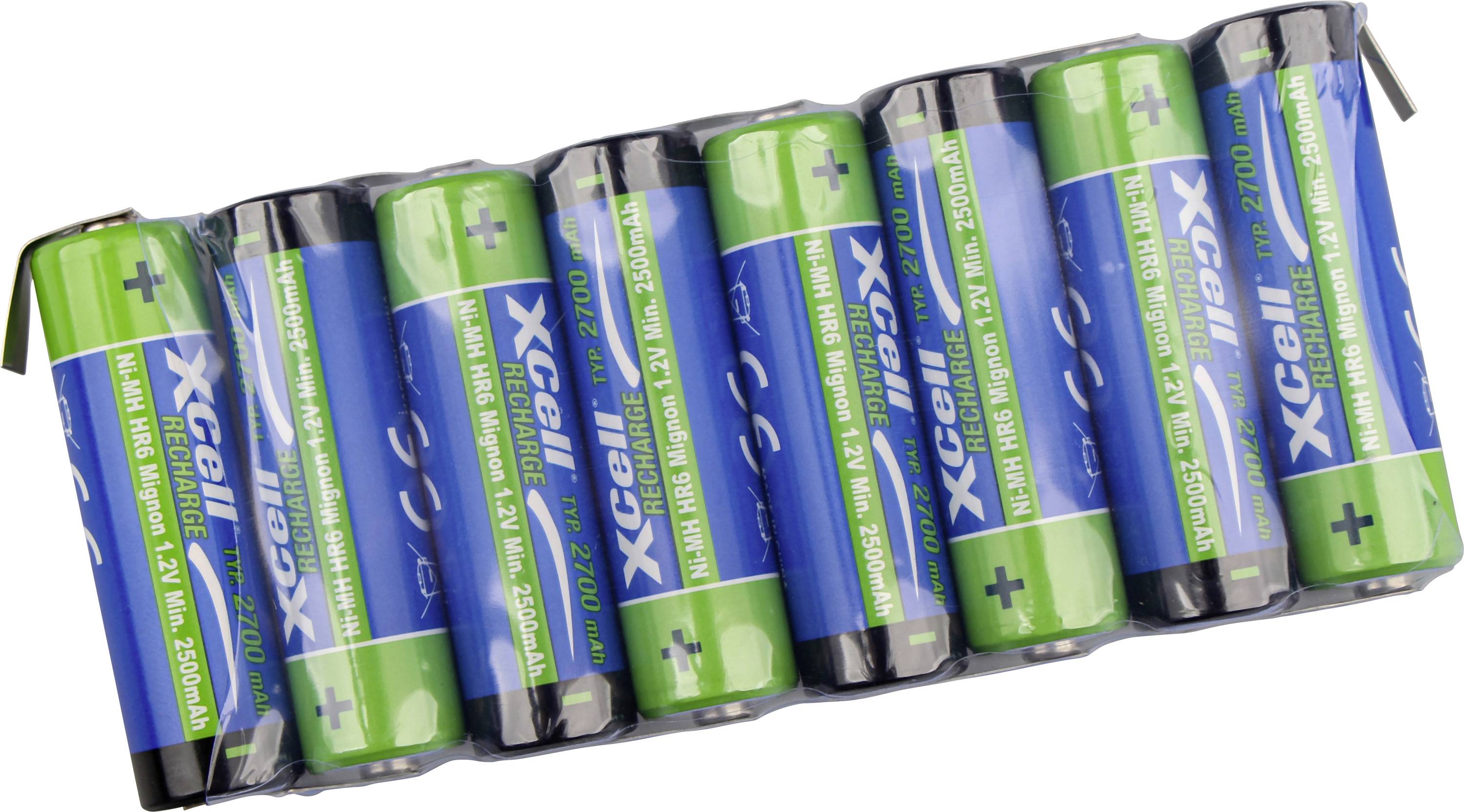 Ein Packung mit zehn wiederaufladbaren AA-Batterien der Marke Xcell, grün und blau, in einer geneigten Reihe auf weißem Hintergrund angeordnet.