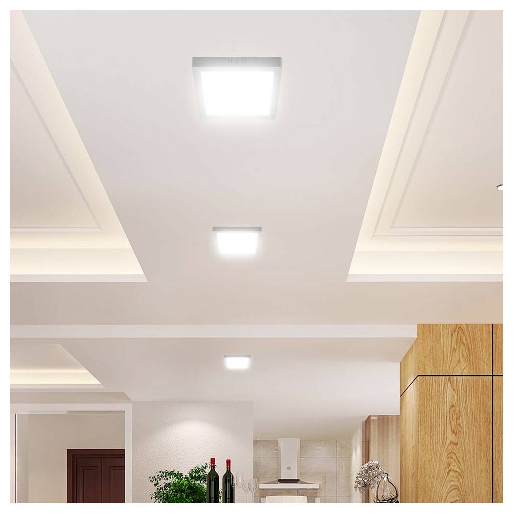 Moderne Küchenkdecke mit eingelassenen quadratischen Leuchten und dekorativen Blendrahmen über Holzschränken.