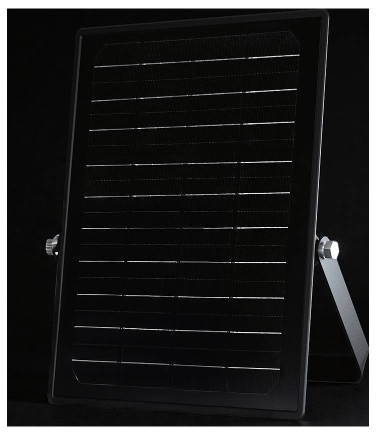 Schwarzes rechteckiges Solarpanel auf einem Ständer, in Richtung des Betrachters geneigt, vor dunklem Hintergrund.