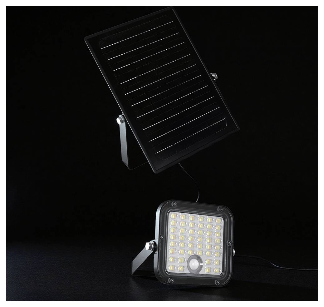 Solarpanel betreibt eine tragbare LED-Flutlicht auf einem Ständer vor schwarzem Hintergrund.