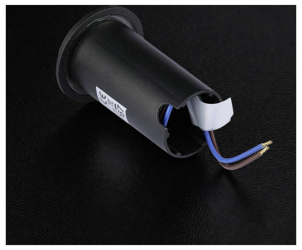 Schwarze zylindrische elektrische Wandsteckdosen-Komponente mit angebrachten blauen und braunen Drähten, gezeigt auf dunklem Hintergrund.