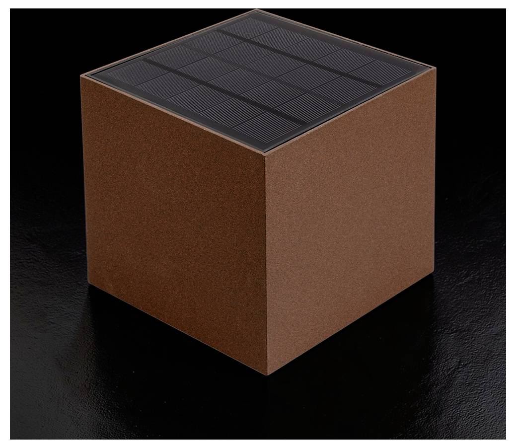Brauner Würfel mit einem dunklen Solarpanel oben, vor schwarzem Hintergrund dargestellt.