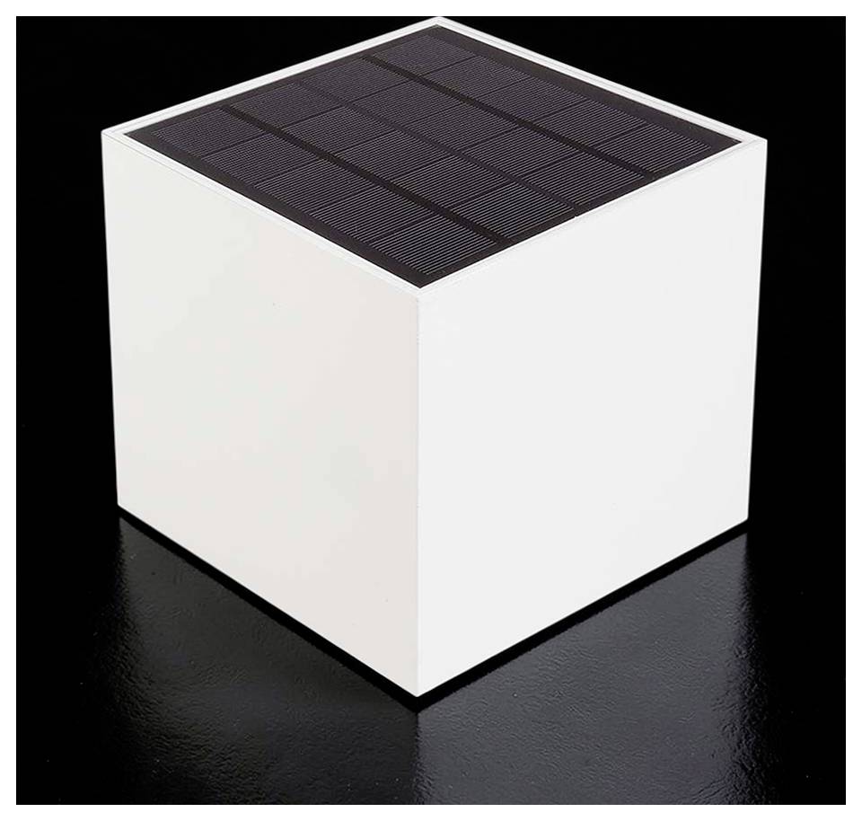 Weißer Würfel mit einer dunklen, solarpanelartigen Oberseite auf schwarzem Hintergrund.