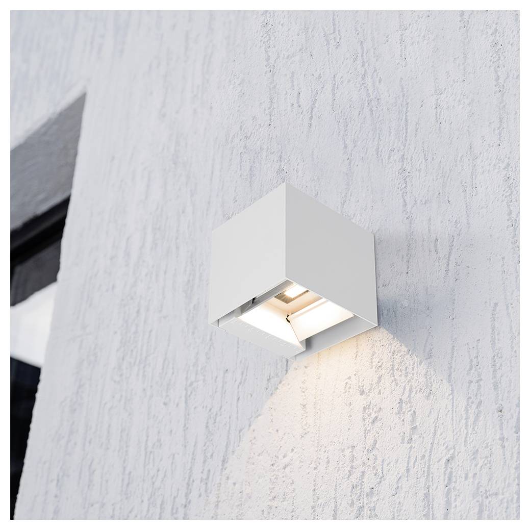 Weiße moderne wandmontierte Außenleuchte, die warmes Licht auf eine strukturierte weiße Stuckwand scheint.