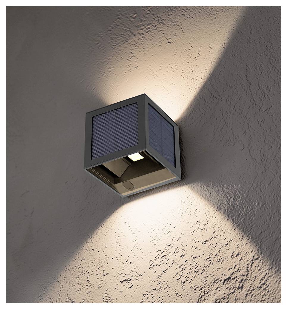 Außenwandleuchte, die warmes Licht nach oben und unten auf eine strukturierte Stuckwand wirft.