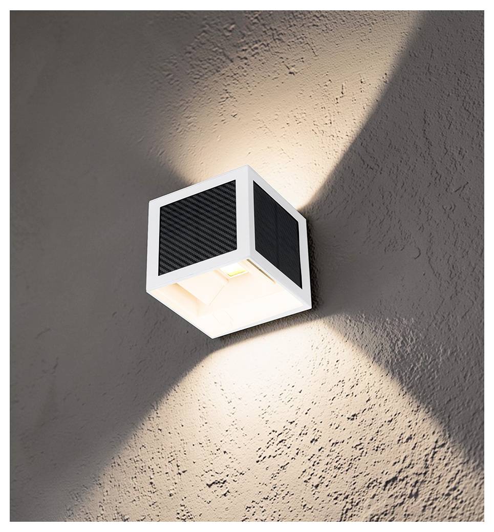 Moderne, weiße, an der Wand montierte Würfelleuchte, die warme Lichtstrahlen nach oben und unten auf eine strukturierte Wand wirft.