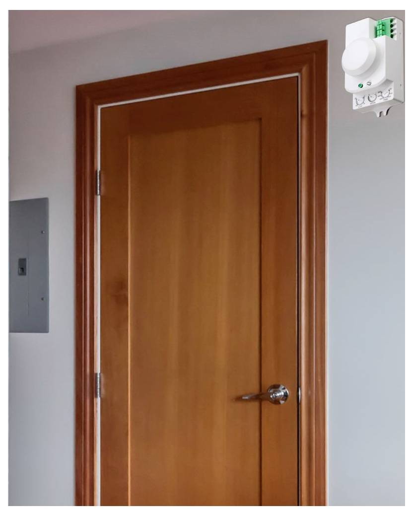 Geschlossene Holzinnentür mit einem Bewegungsmelder, der in der Nähe der oberen rechten Ecke der Wand angebracht ist.
