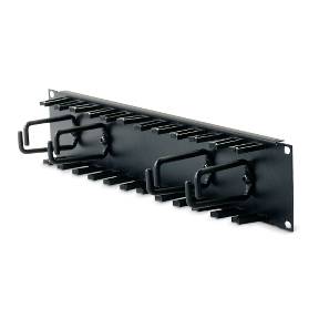 Schwarzer Metall-Rack-Kabelorganizer mit mehreren vorderen Haken und seitlichen Befestigungslöchern auf weißem Hintergrund.