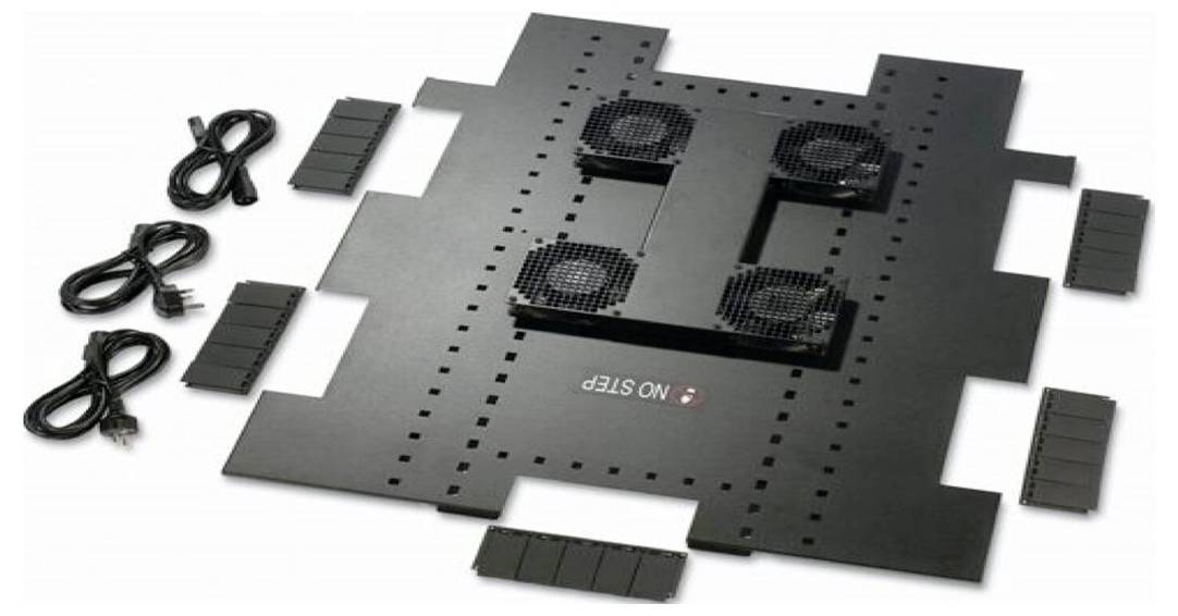 Schwarzes flaches modulares Panel mit vier eingebauten Kühlventilatoren, Lüftungslöchern und mehreren separaten Kabelstücken und Montageklammern daneben angeordnet.