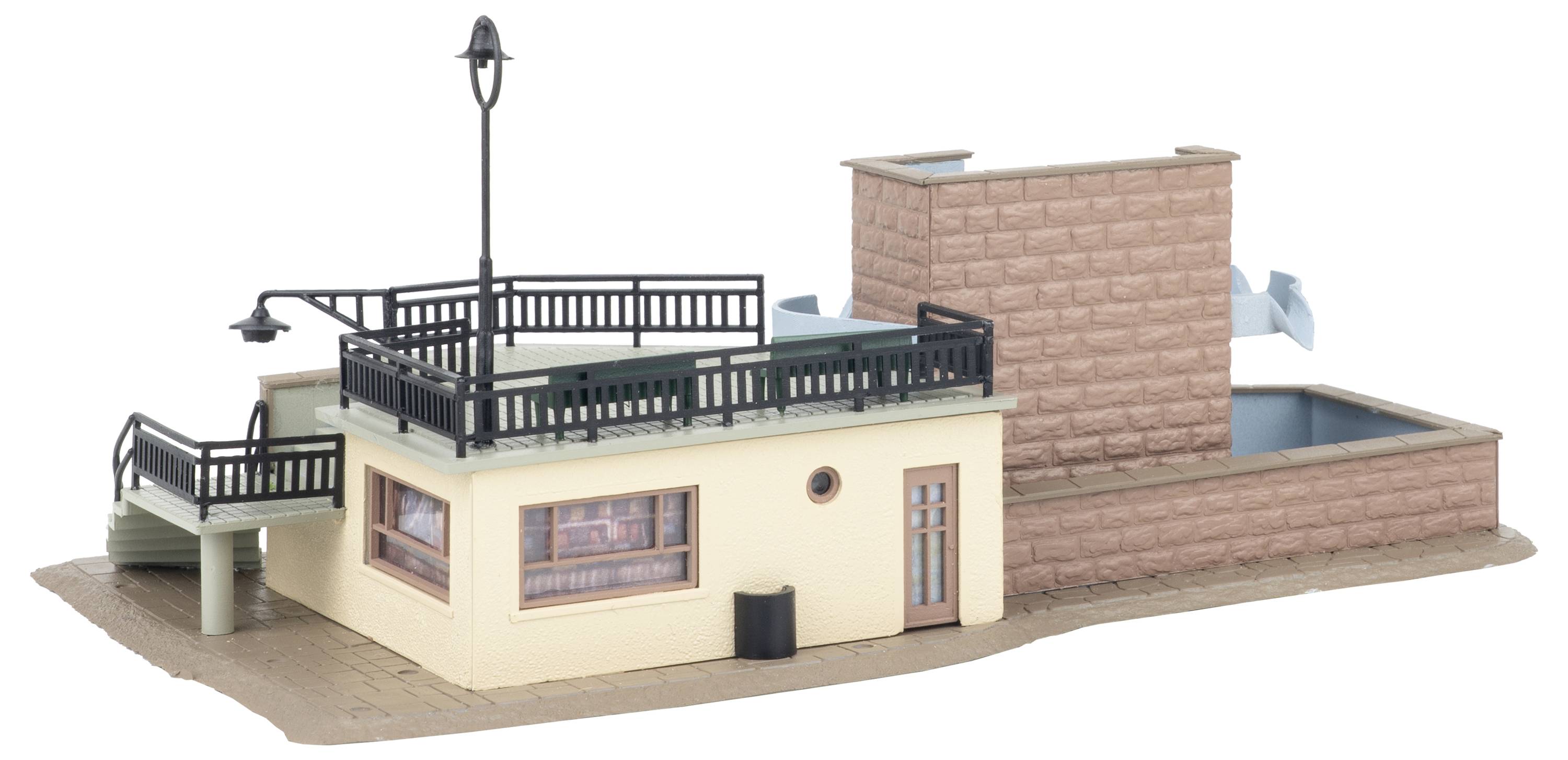 3D-Rendering eines niedrigen Gebäudes mit einer Dachterrasse, Geländern, Straßenlaternen und einer Ziegelwassertankstruktur dahinter.