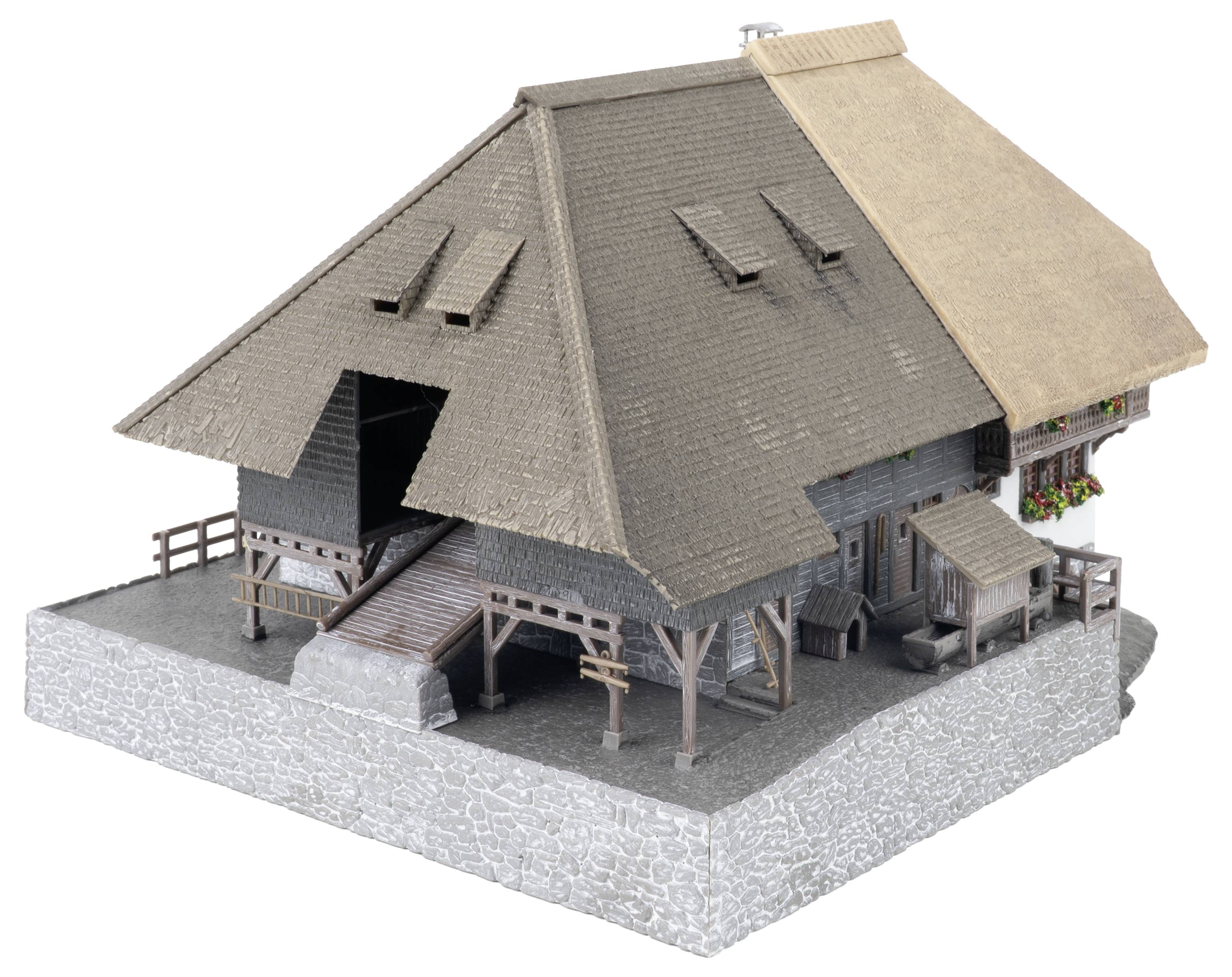 Maßstabsmodell eines traditionellen Strohdachbauernhauses auf einer Steinbasis, mit einem großen geneigten Dach, hölzerner Veranda und offener Eingangsbereich.