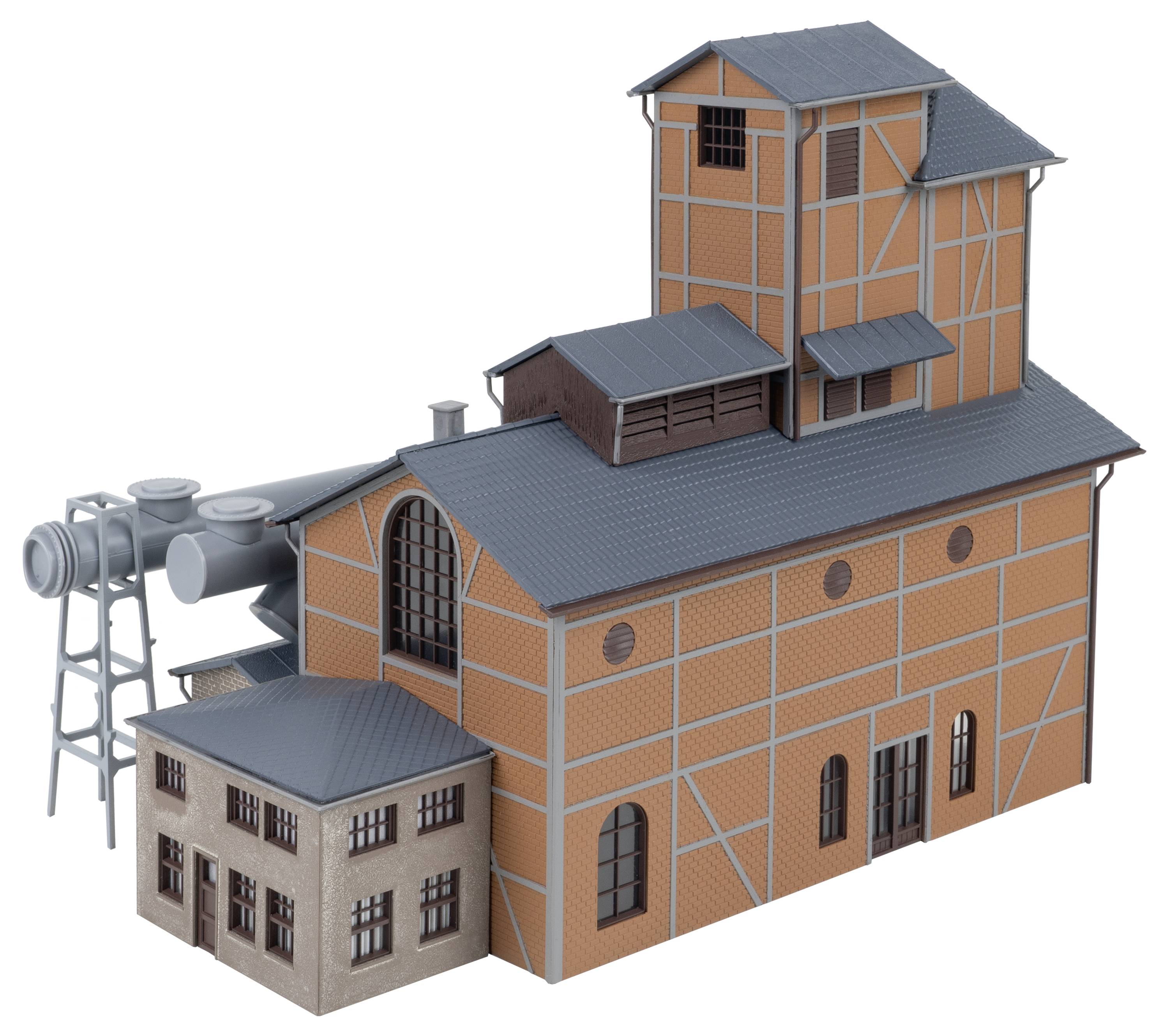 3D-Darstellung eines Industriefabrikgebäudes mit einem hohen Turm, einer angebrachten kleineren Struktur und großen Maschinen auf der linken Seite.