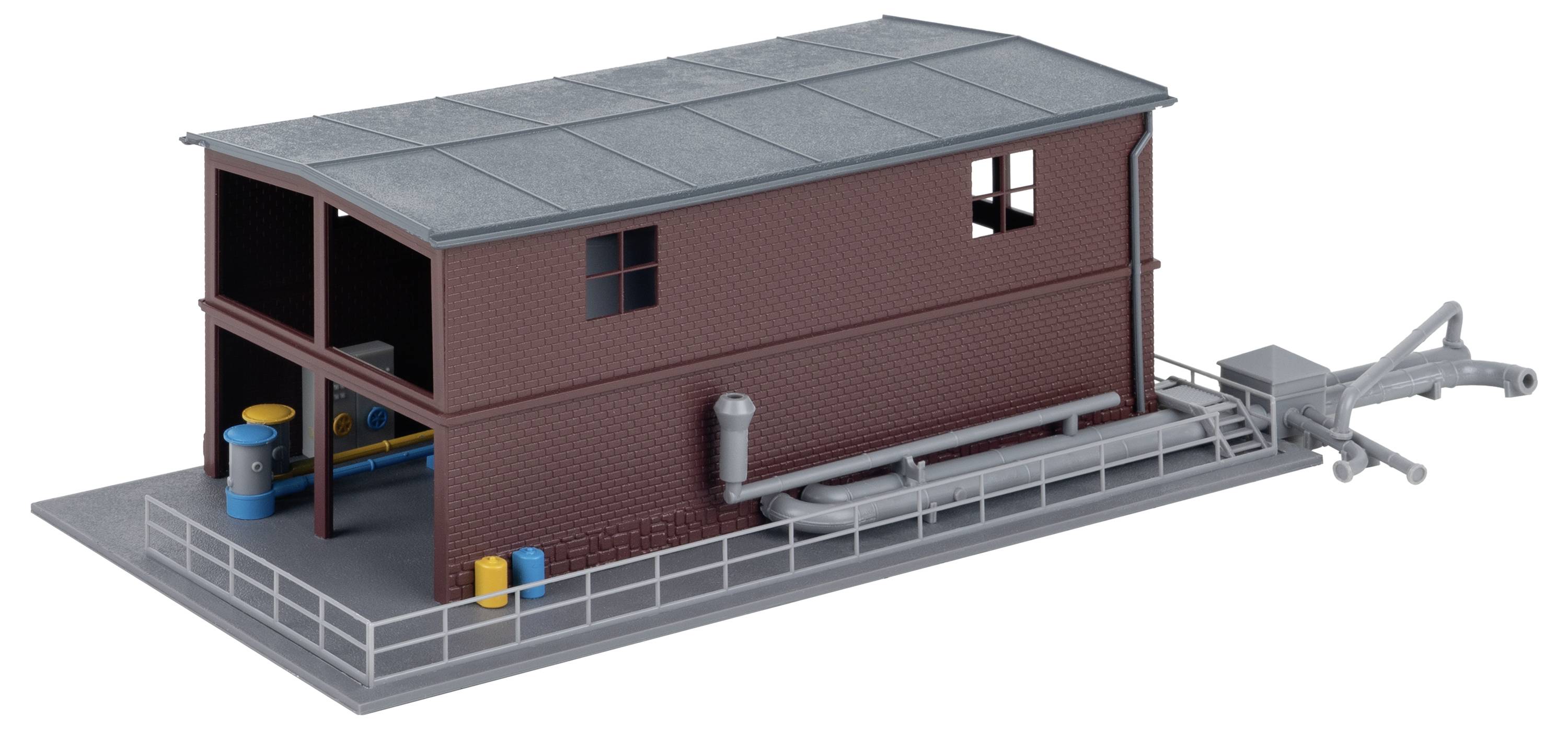 3D-Darstellung eines Industriegebäudes mit einem externen Förderband- und Rohrleitungssystem, das auf einer eingezäunten Plattform angezeigt wird.