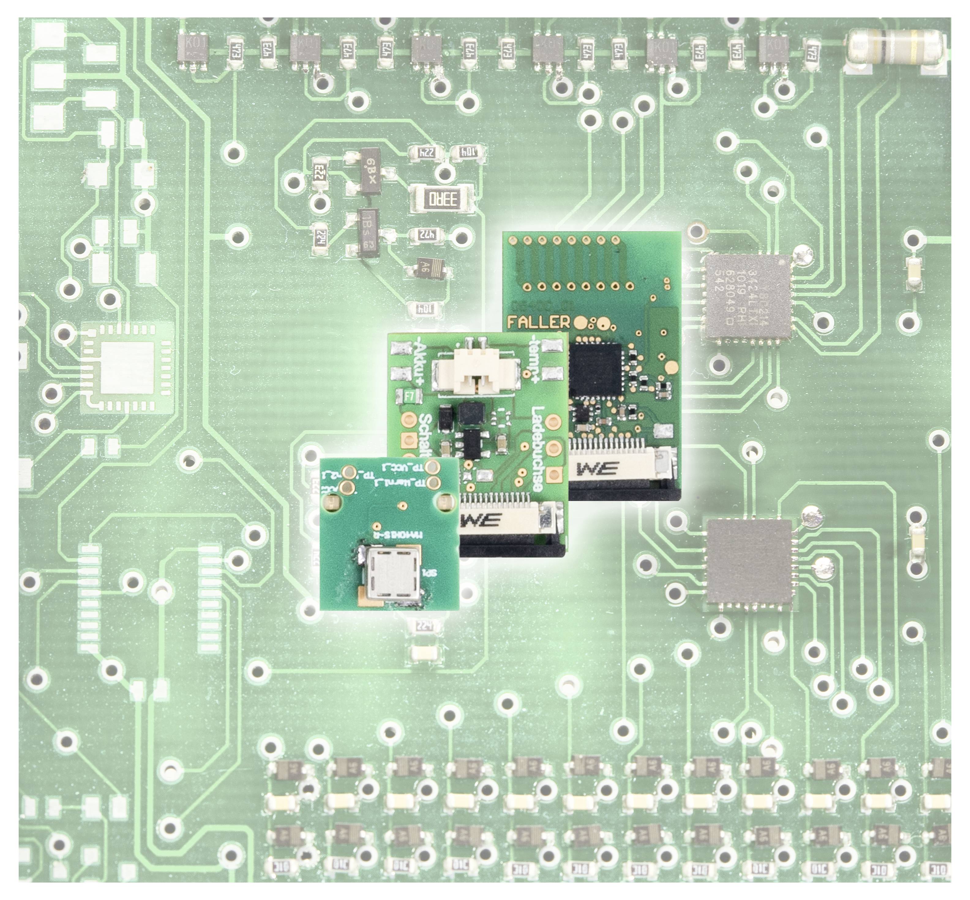 Drei kleine elektronische Leiterplatten, die auf einer größeren grünen Leiterplatte gestapelt sind und Stecker, Chips und Lötstellen zeigen.