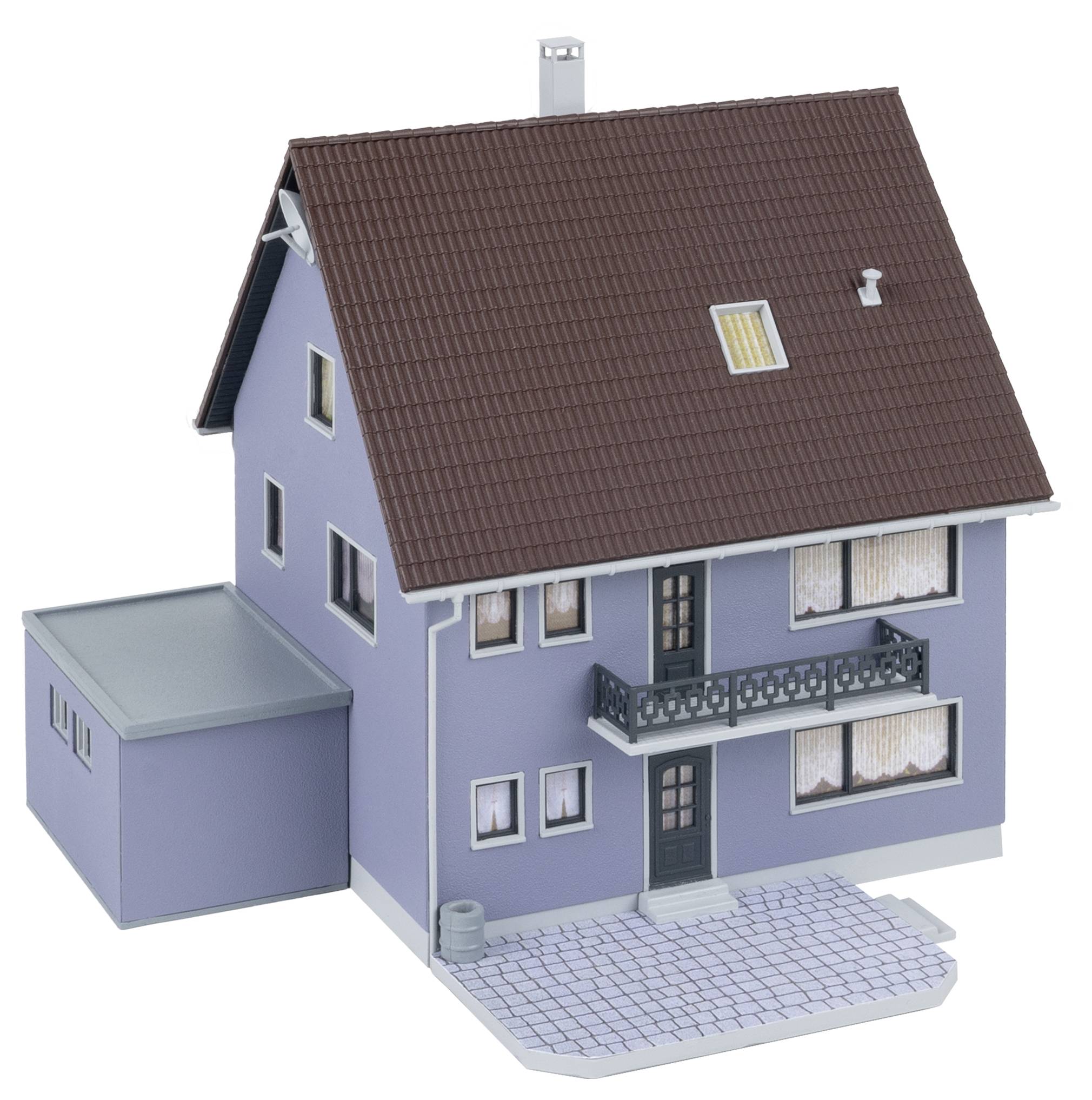 3D-Modell eines zweistöckigen Hauses mit angebautem Lager, braunem Ziegeldach, Balkon und gepflastertem Eingang auf weißem Hintergrund.