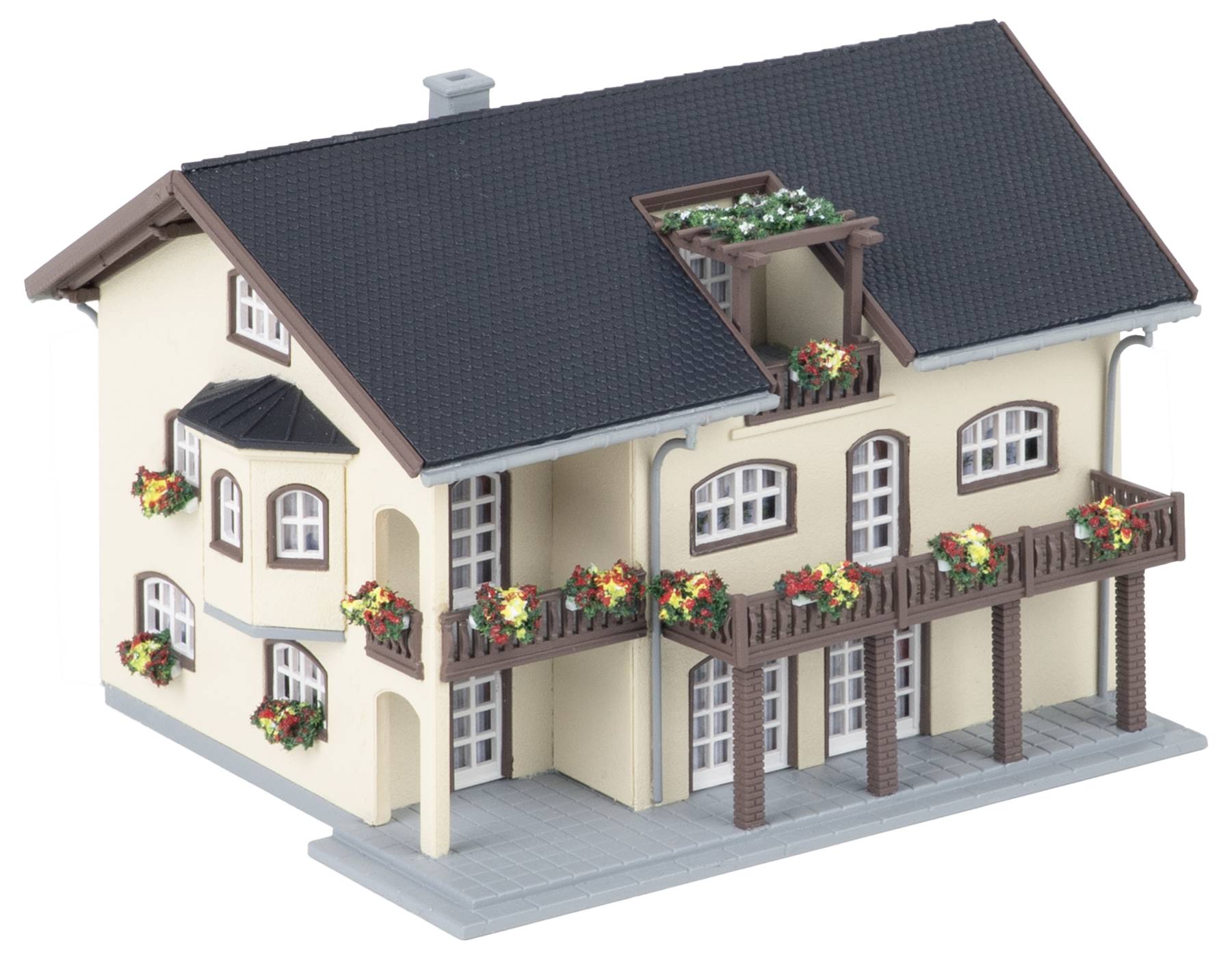 Detailliertes Modell eines zweistöckigen Hauses mit dunklem Dach, Balkonen, Blumenkästen und grauem Sockel, dargestellt auf weißem Hintergrund.