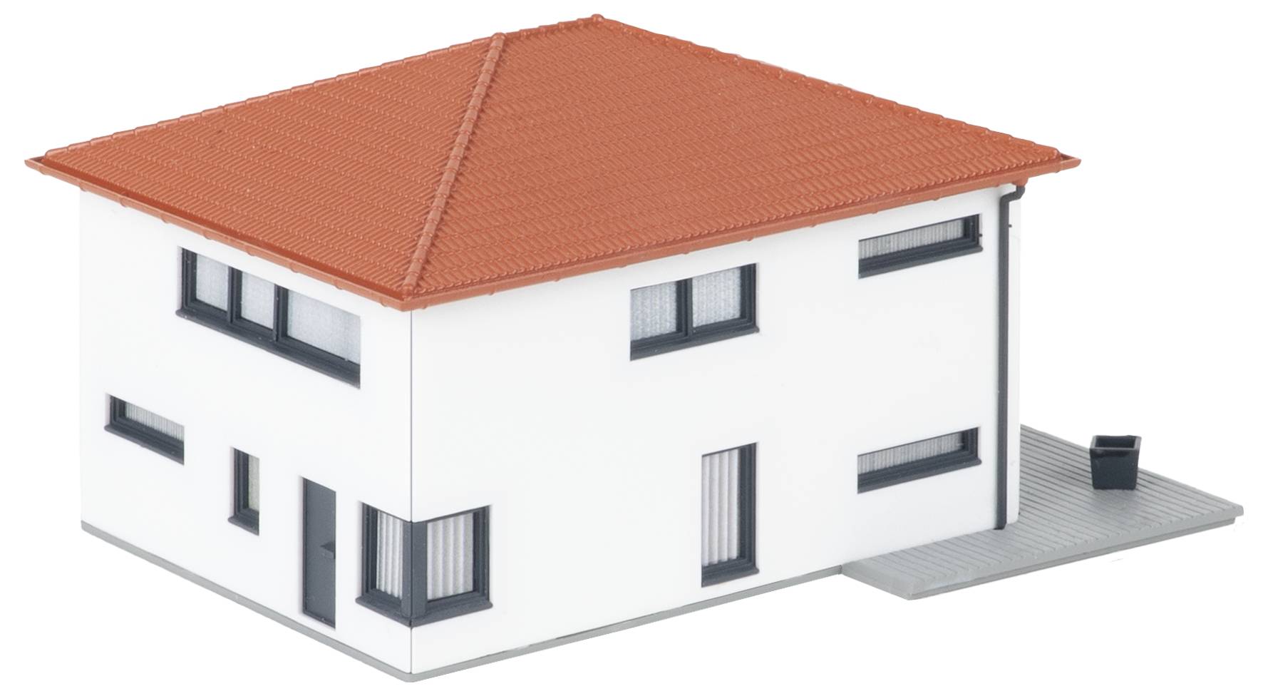 Maßstabsmodell eines weißen zweistöckigen Hauses mit rotem Walmdach und grauer Terrasse, dargestellt auf einem schlichten weißen Hintergrund.