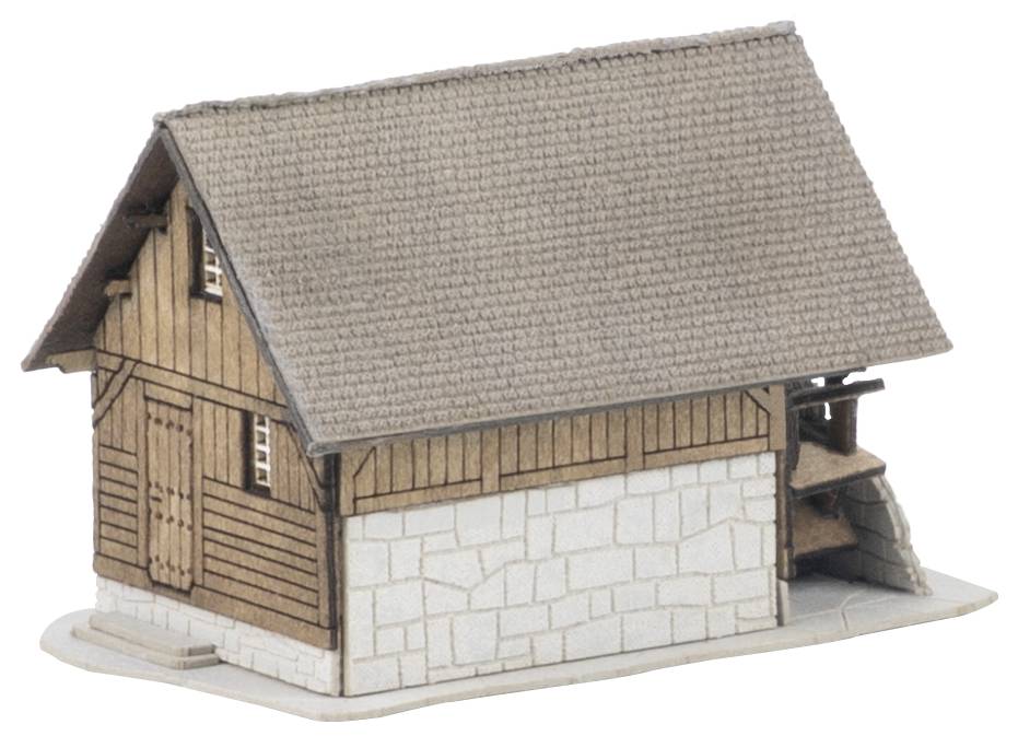 Kleines Modell eines rustikalen Holzhauses mit einem steilen Schindeldach und Steinmauern im unteren Bereich, gezeigt vor weißem Hintergrund.