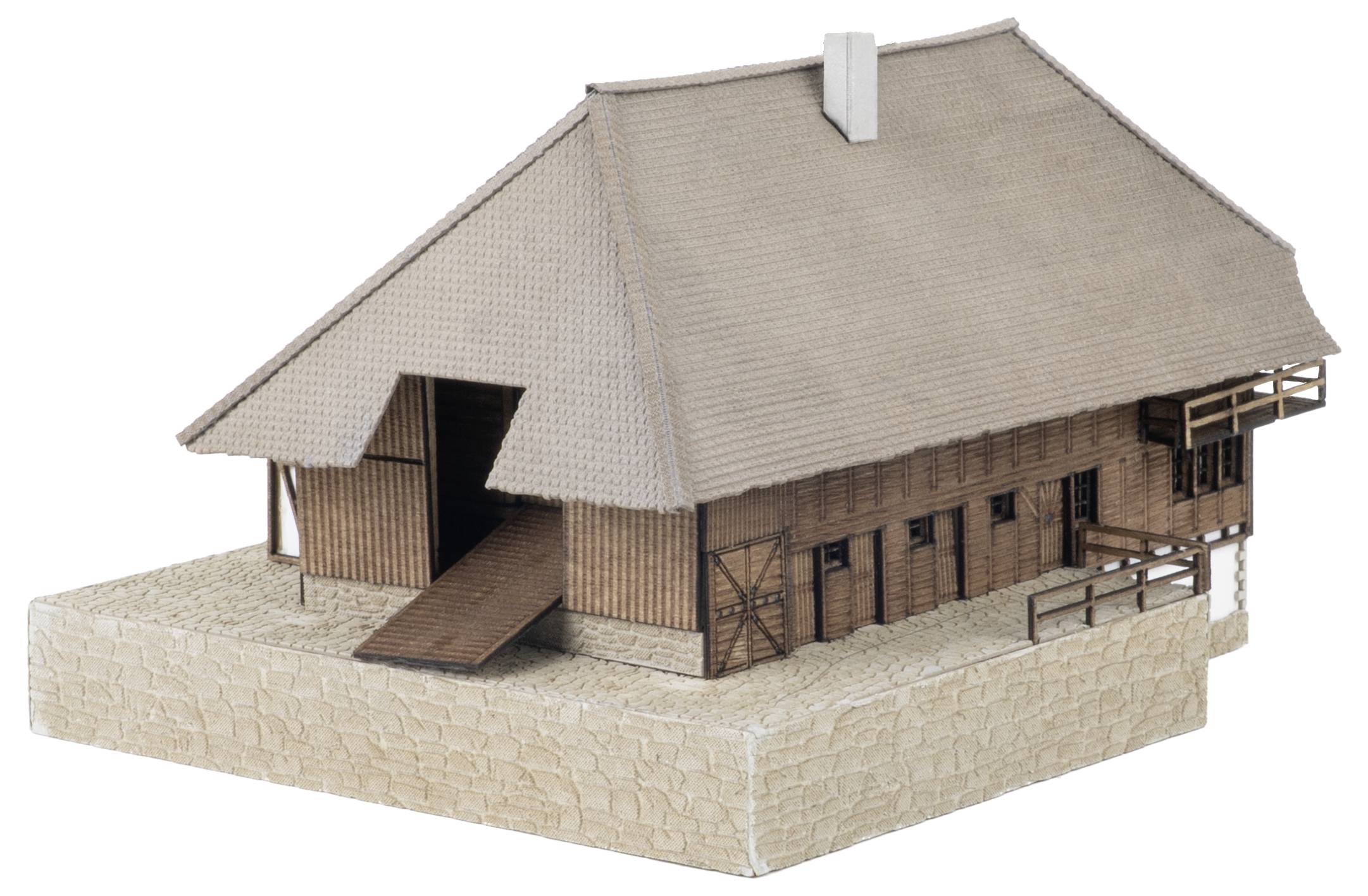 Maßstabsmodell eines rustikalen Holzhauses mit steil geneigtem Strohdach, auf einem Steinfundament erhöht, vor weißem Hintergrund dargestellt.