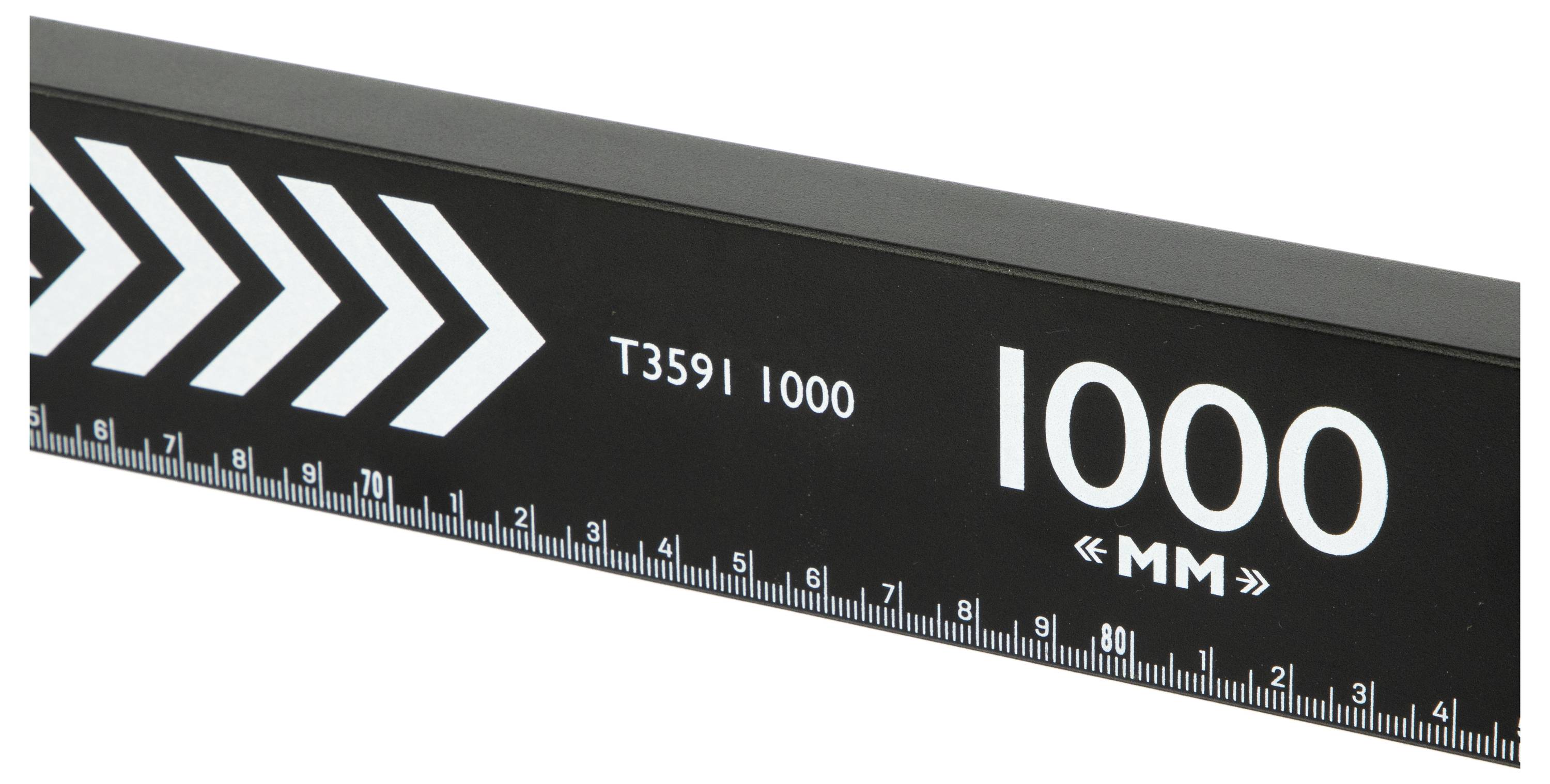 Schwarzes linealartiges Zeichen mit weißen Chevrons, Text „T3591 1000
