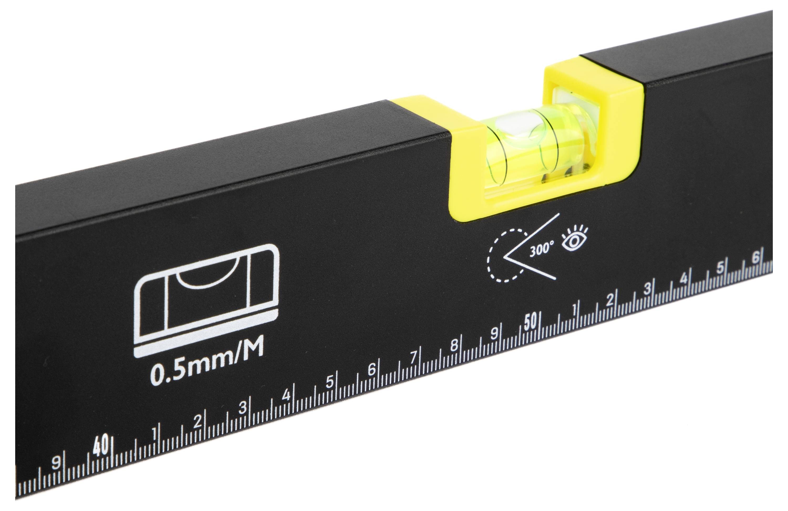 Schwarze und gelbe Wasserwaage mit Messstab, gekennzeichnet mit 0,5 mm/M mit Messskala und Libelle auf weißem Hintergrund.