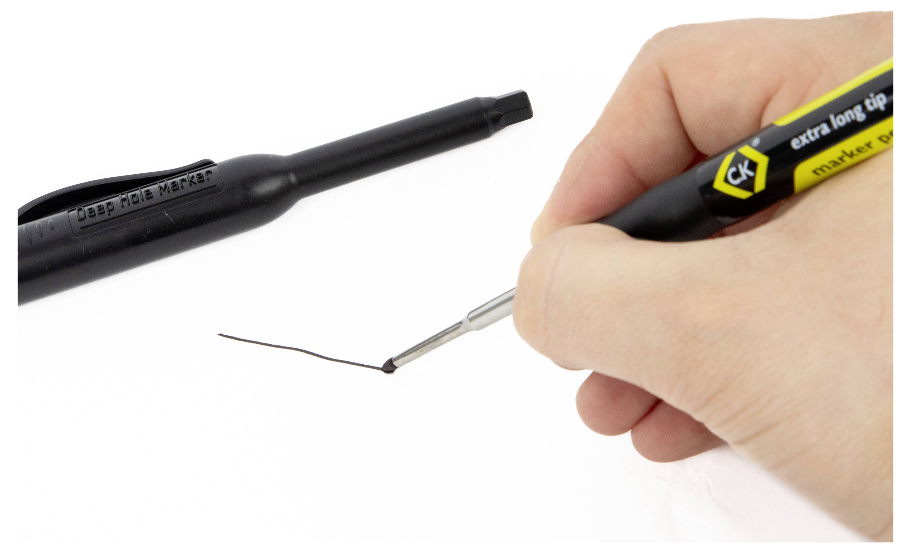 Hand, die mit einem Metallwerkzeug einen dünnen Draht biegt, mit einem schwarzen Marker-Stift in der Nähe auf weißem Hintergrund.