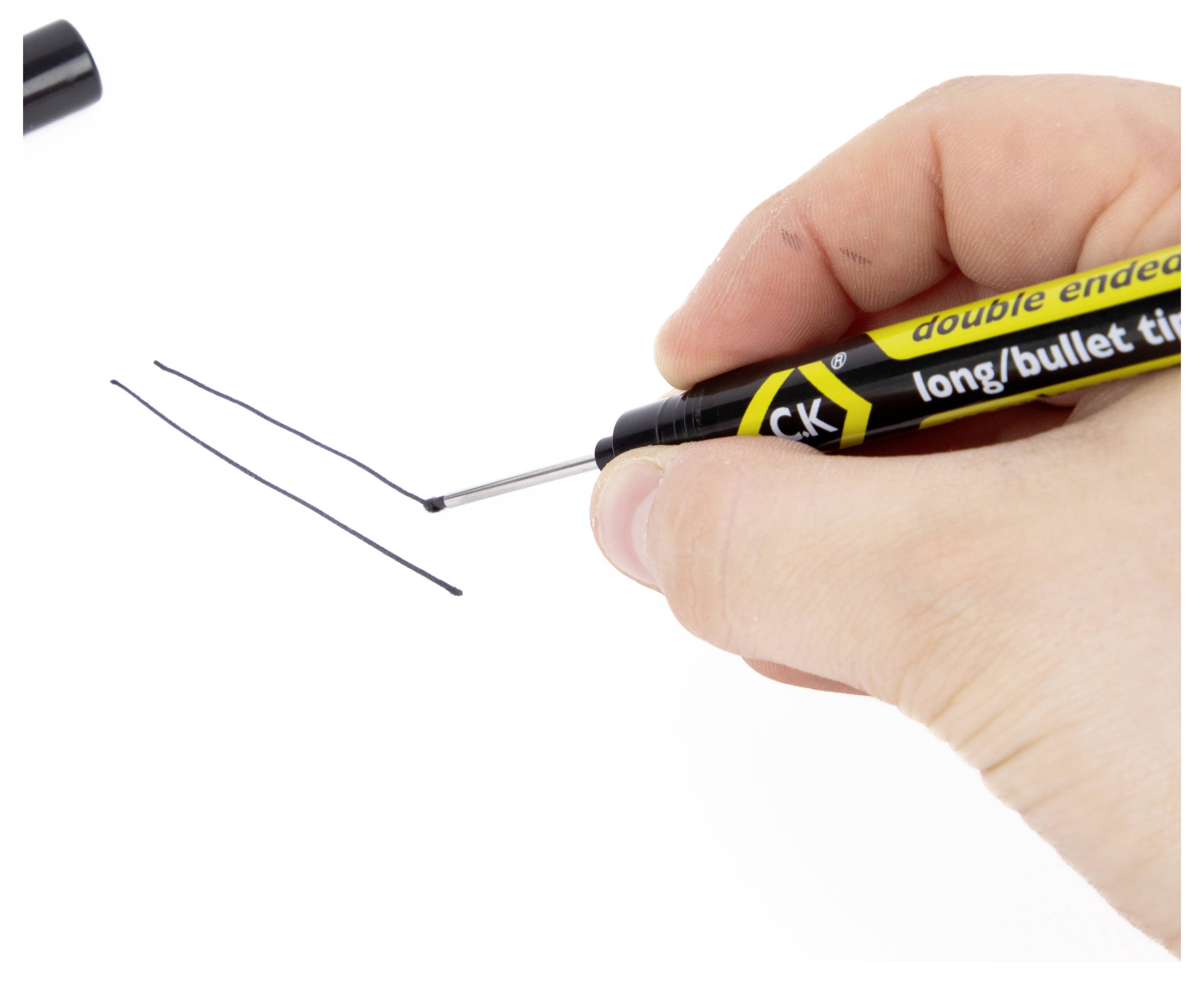 Mit einem Marker auf einer weißen Oberfläche zwei parallele schwarze Linien von Hand zeichnen.