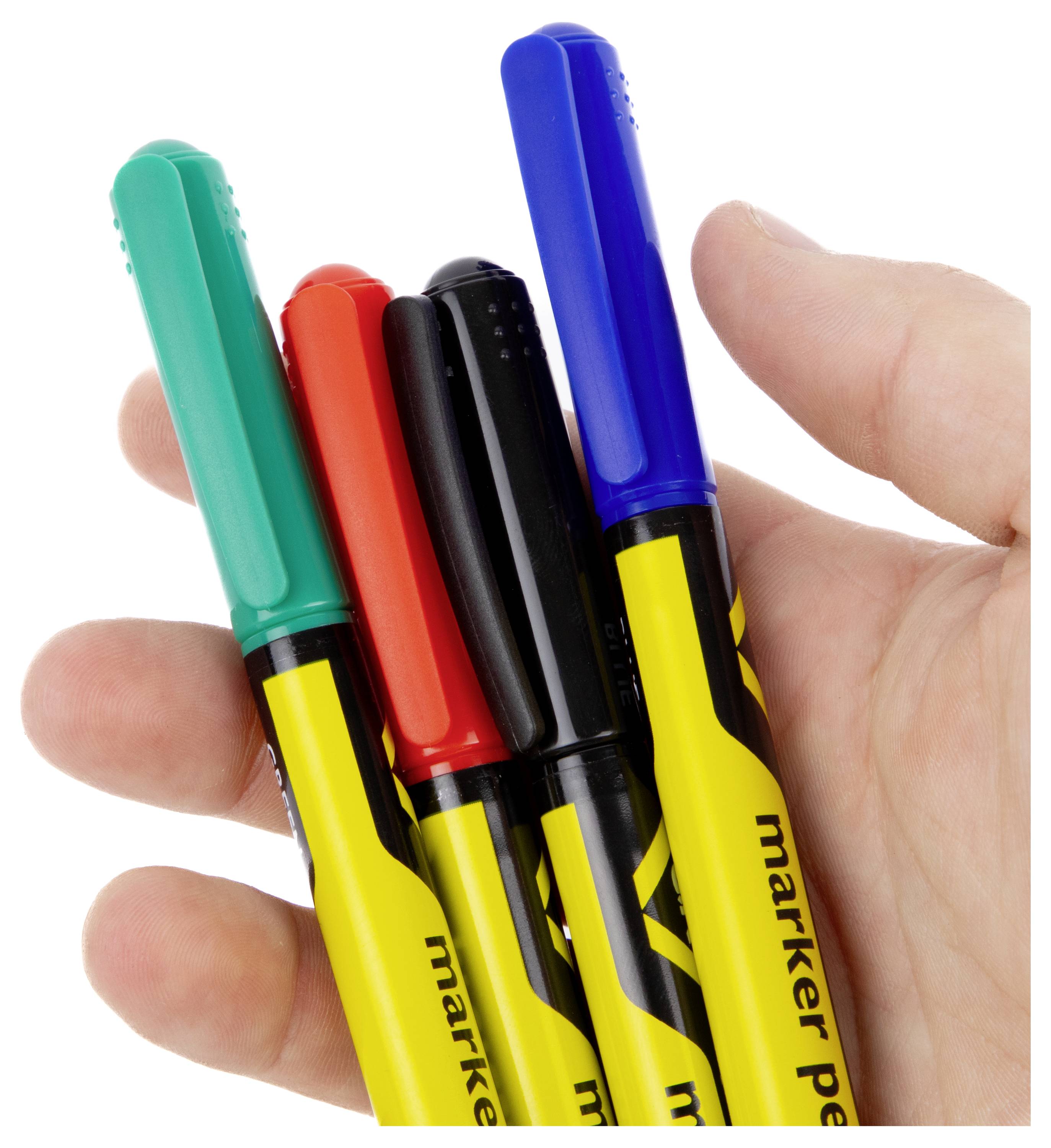 Eine Hand, die vier farbige Marker hält: grün, rot, schwarz und blau.