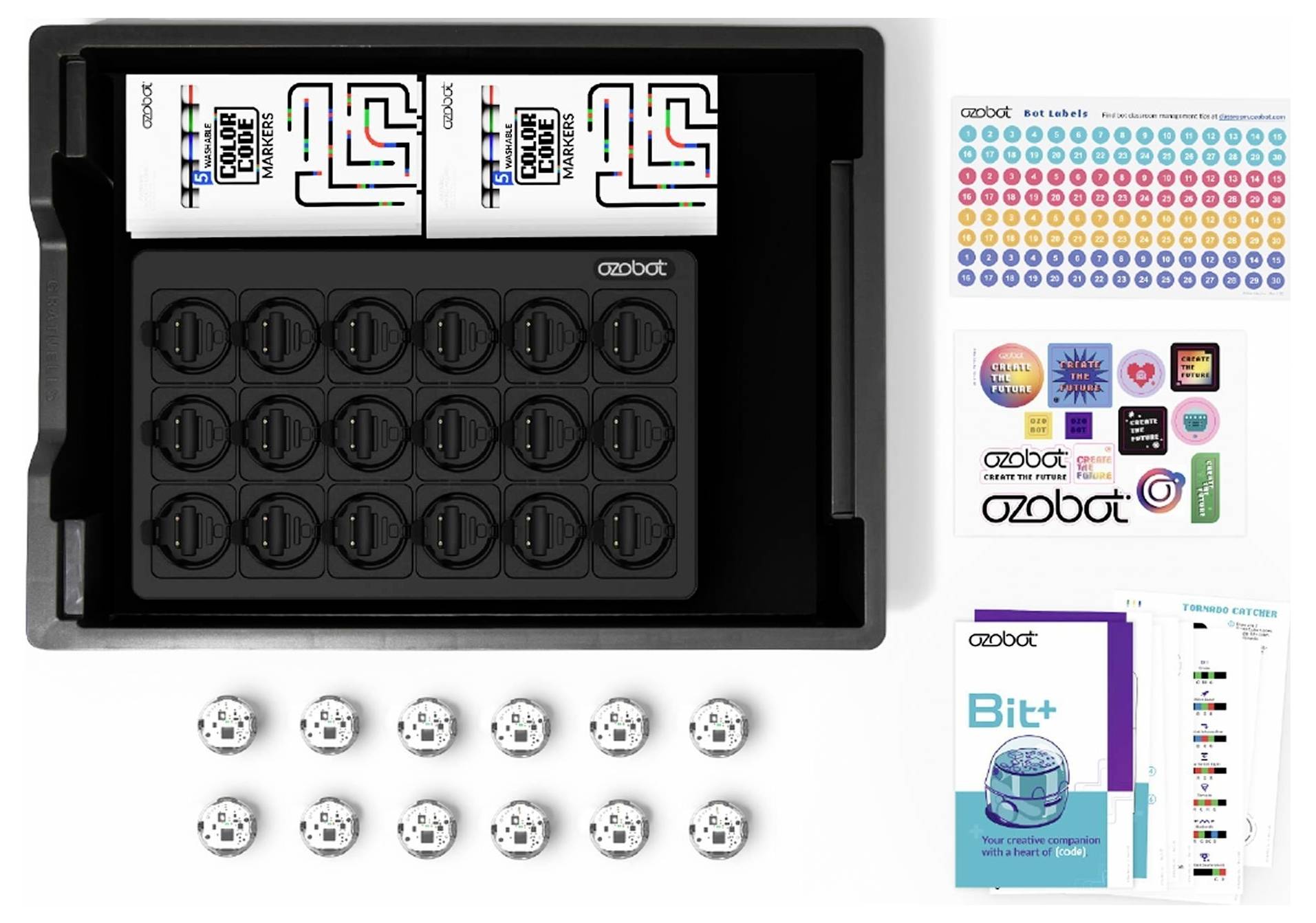 Ozobot Bit+ Starterset mit schwarzem Ladeetui, 12 kleine Roboterbälle, Aufkleberbogen, Aktivitätskarten und Anleitung auf weißem Hintergrund