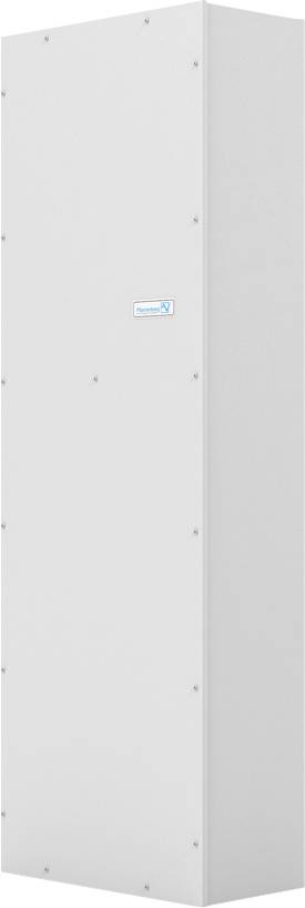 Weißer, hoher, rechteckiger Schrank oder Elektroverteilung mit einem kleinen Etikett auf der Vorderseite.