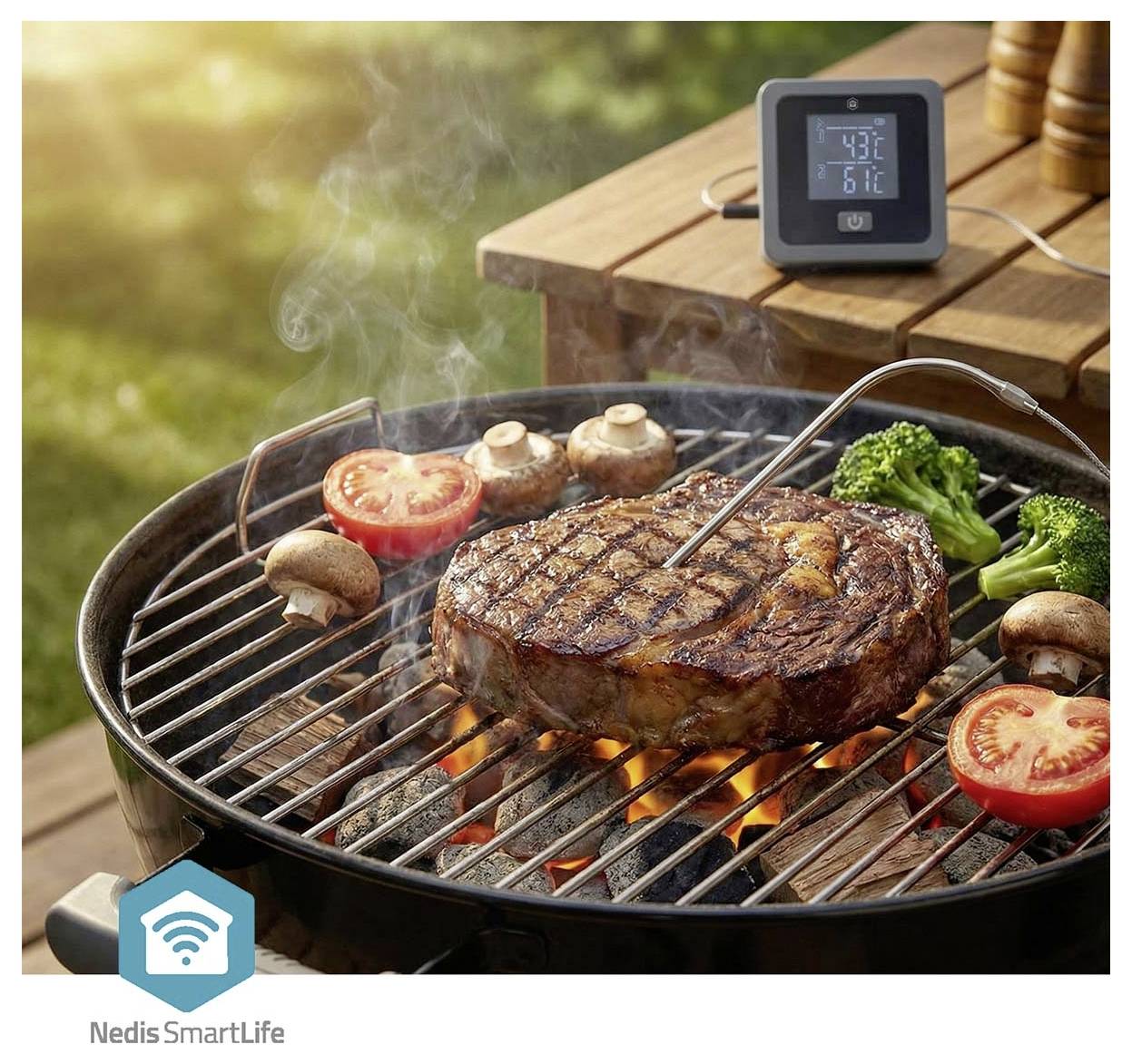 Steak, Gemüse und Pilze grillen auf einem Holzkohlengrill mit einem digitalen Thermometer auf einem Holztisch.