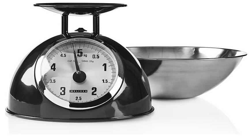 Schwarze mechanische Küchenwaage mit weißem Zifferblatt und Edelstahlschüssel auf weißem Hintergrund, die Gewichtsmessungen in Pfund und Kilogramm anzeigt.