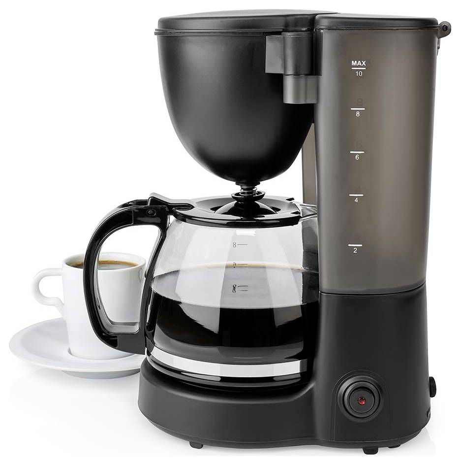 Schwarze Tropfkaffeemaschine mit Glaskanne, die Kaffee brüht, neben einer Tasse und Untertasse auf weißem Hintergrund.
